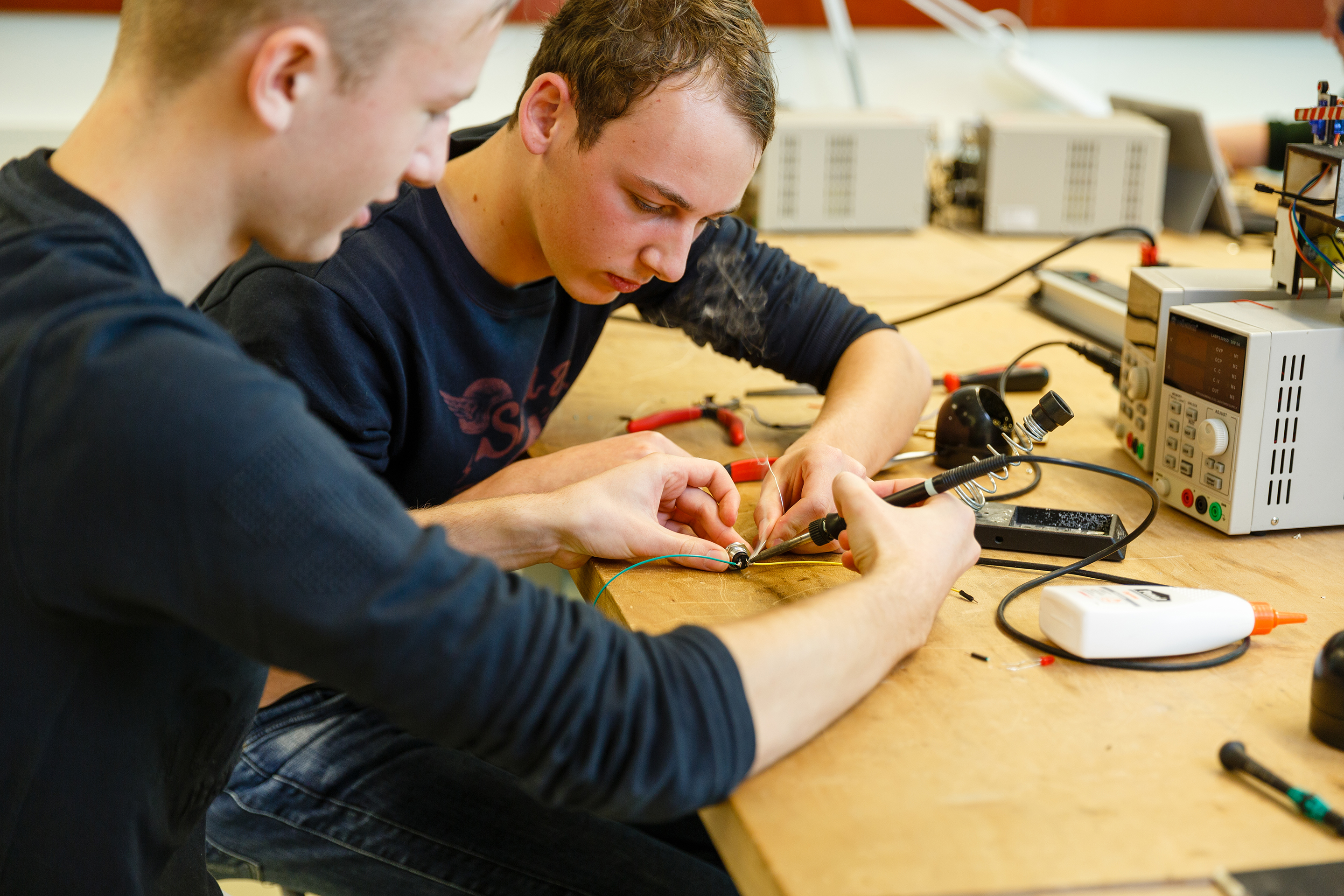 Twee studenten volgen praktijklessen in Betafactory