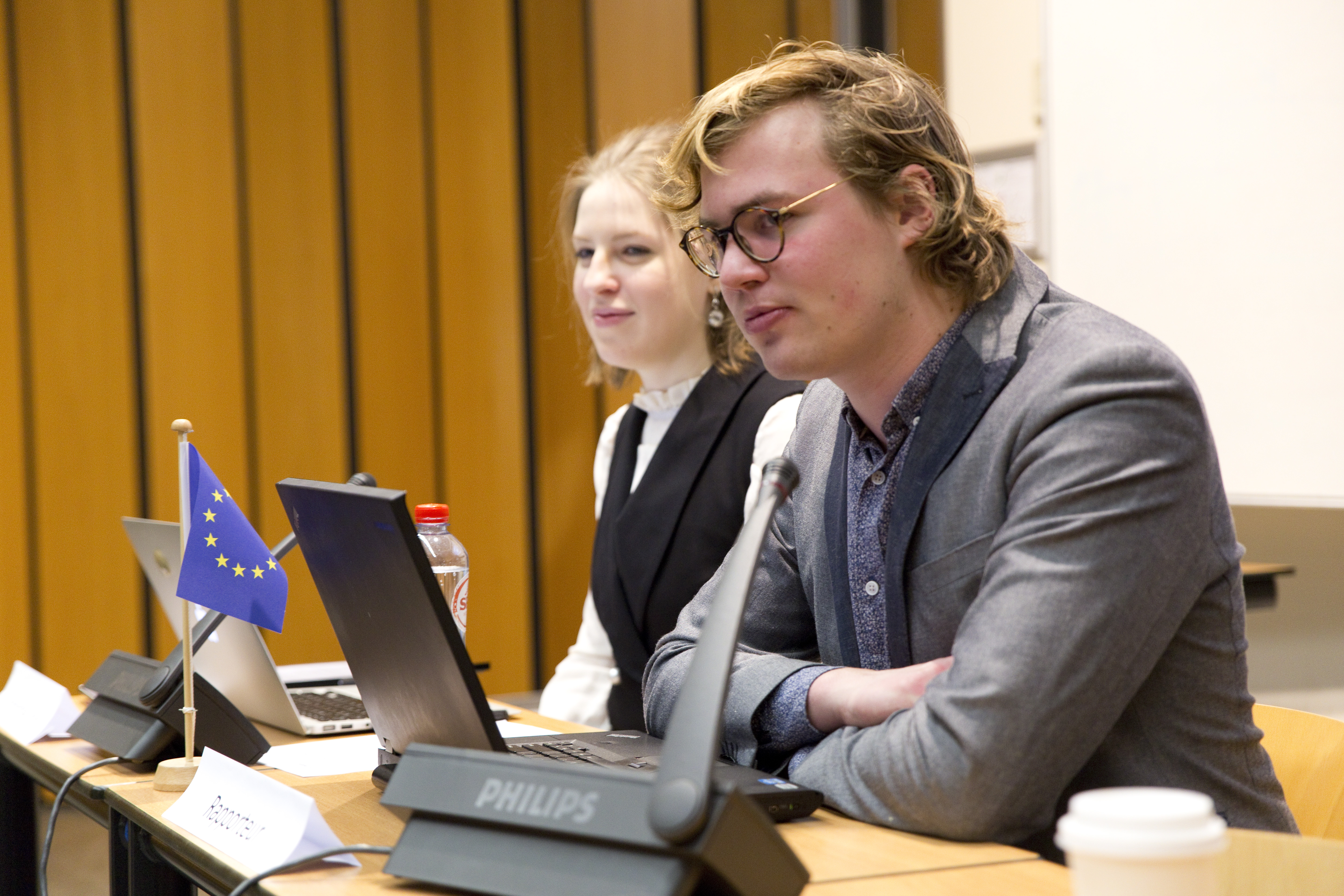 Twee studenten luisteren tijdens les