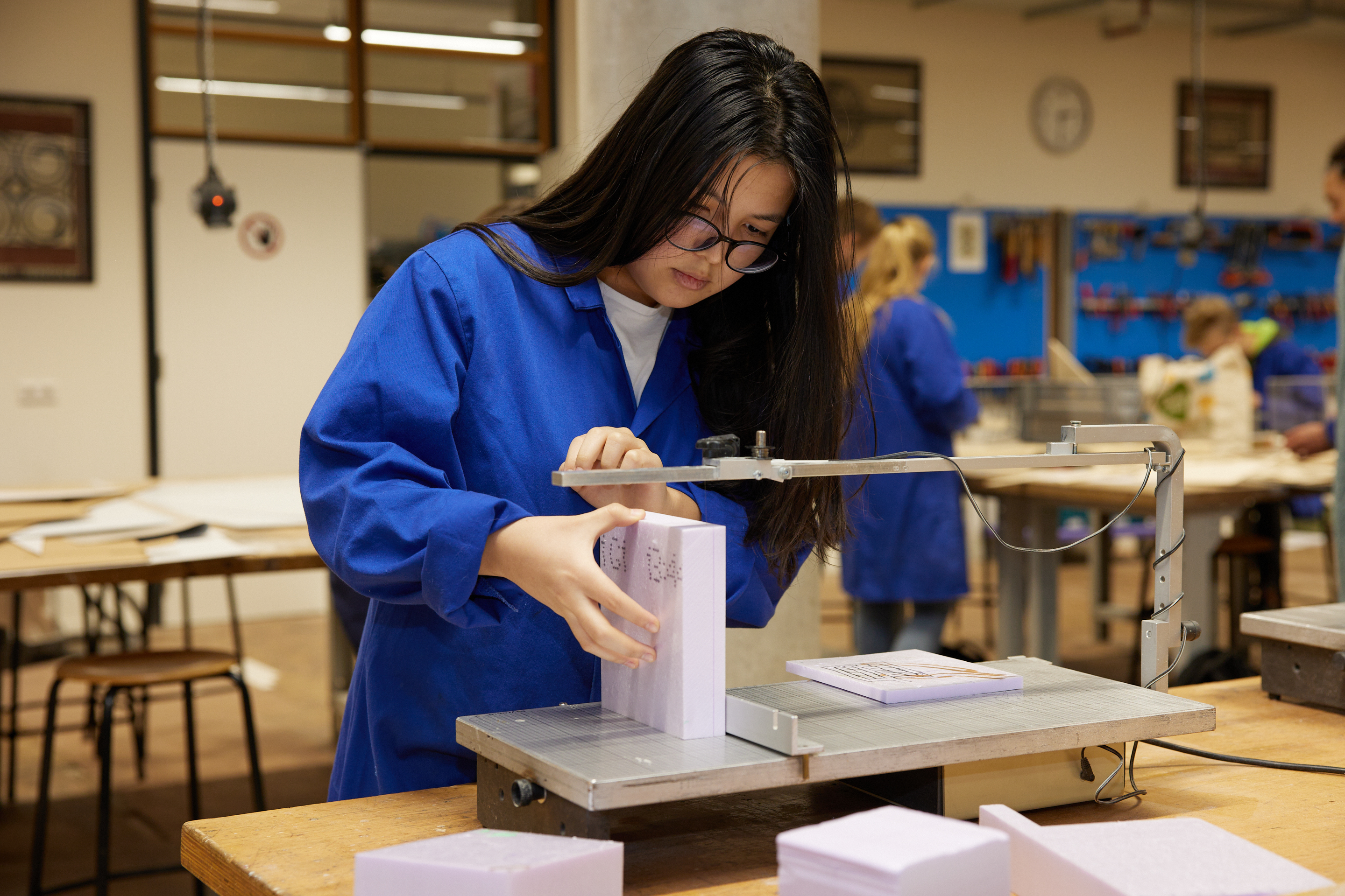 Student aan het werk op werkplaats