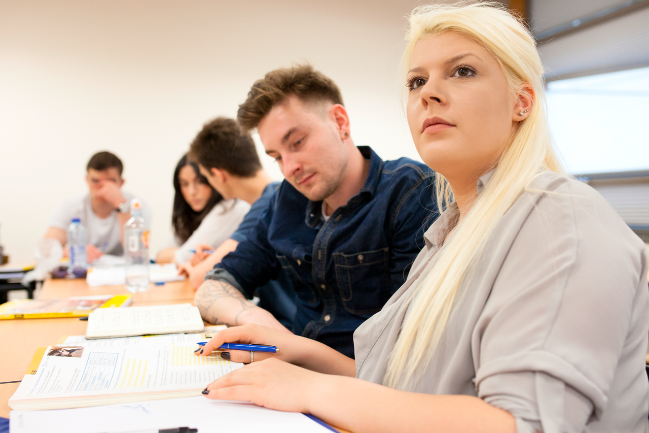 Studenten krijgen les in klaslokaal