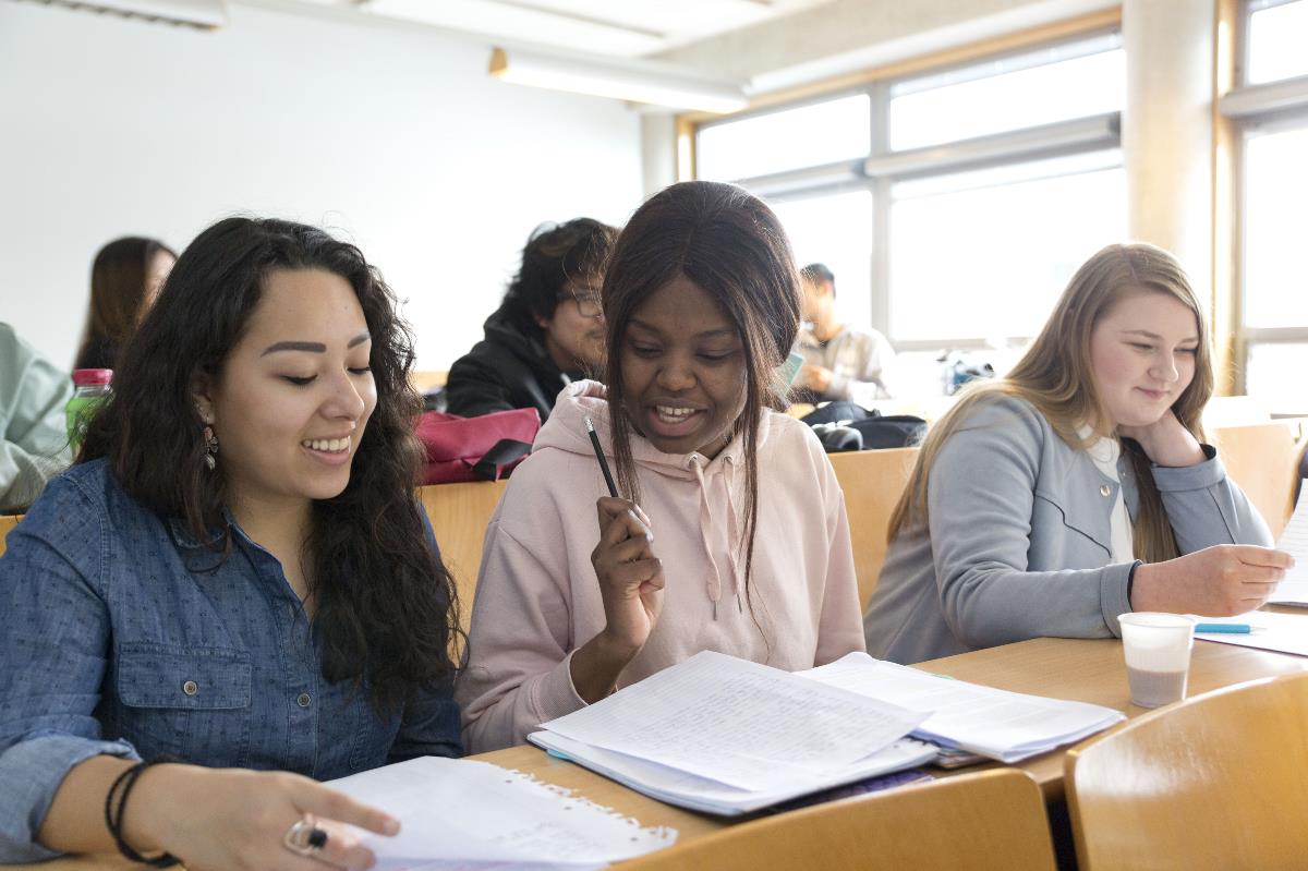 Studenten met boeken aan tafel