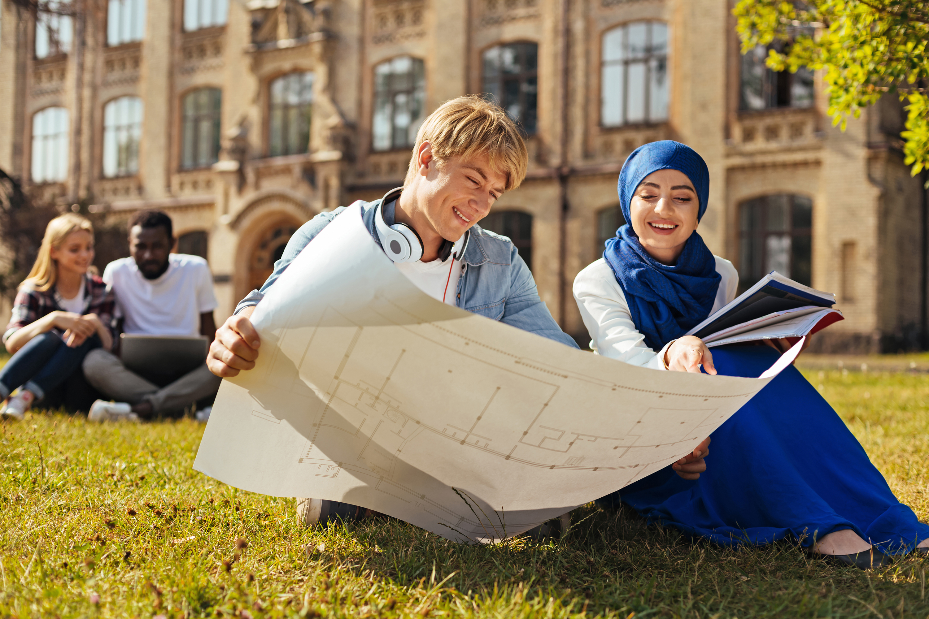 Global and Inclusive Learning, multiculturele studenten werken aan een project