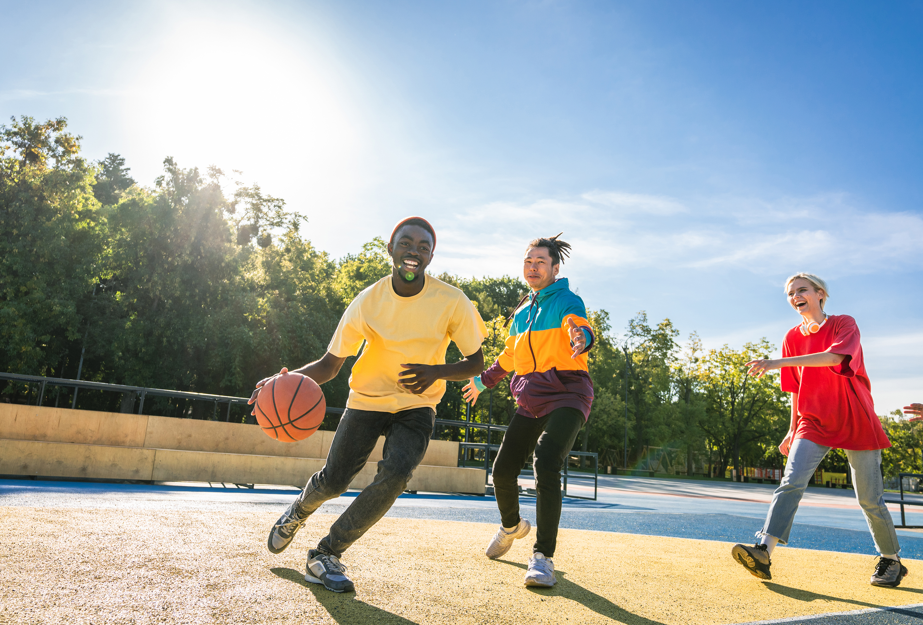 Governance of Urban Transitions, Multiculturele groep jonge vrienden die buiten basketbal spelen