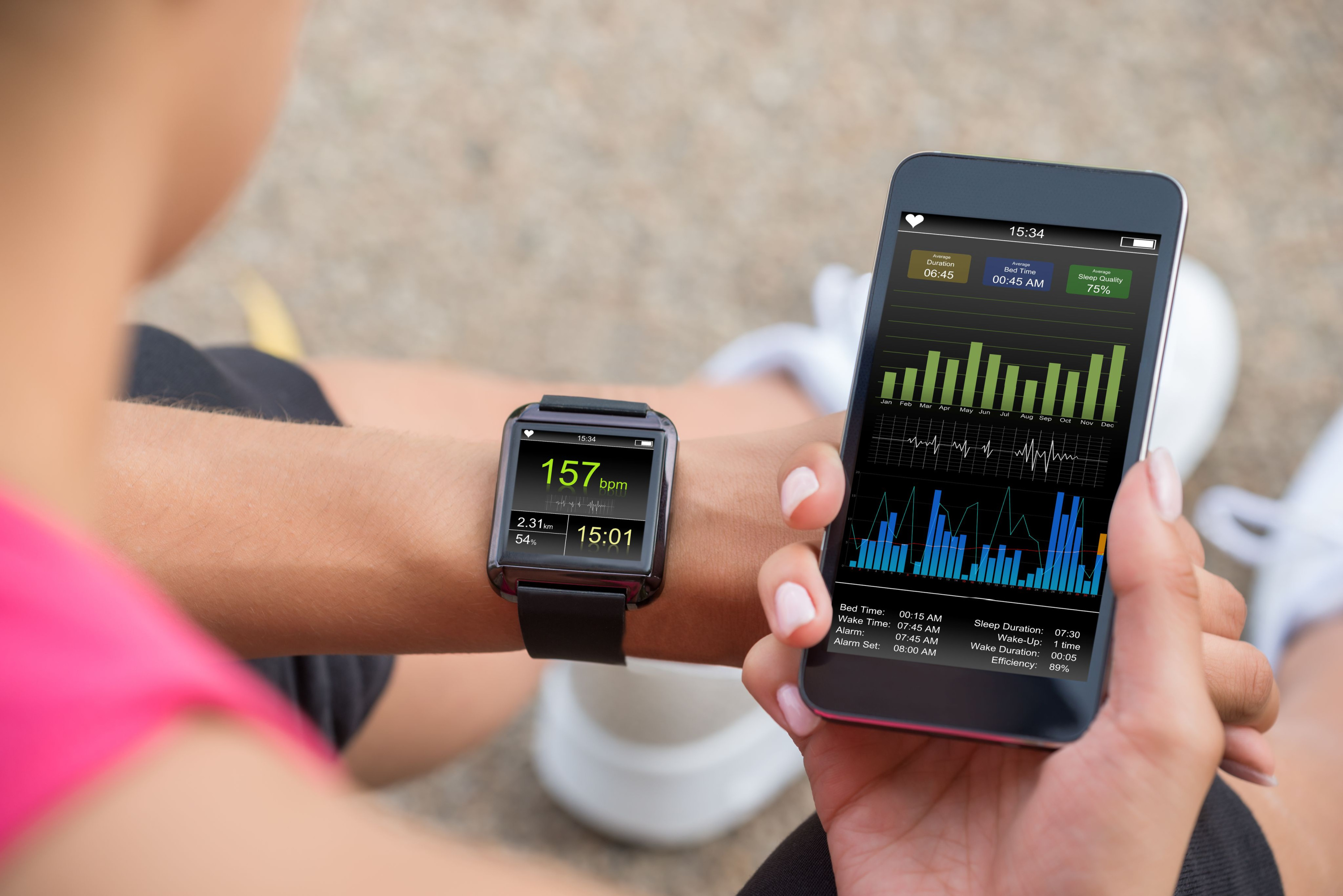 Health Innovation, Vrouwelijke hardloper kijkt naar haar Smart Watch en smart phone with Heart Rate Monitor