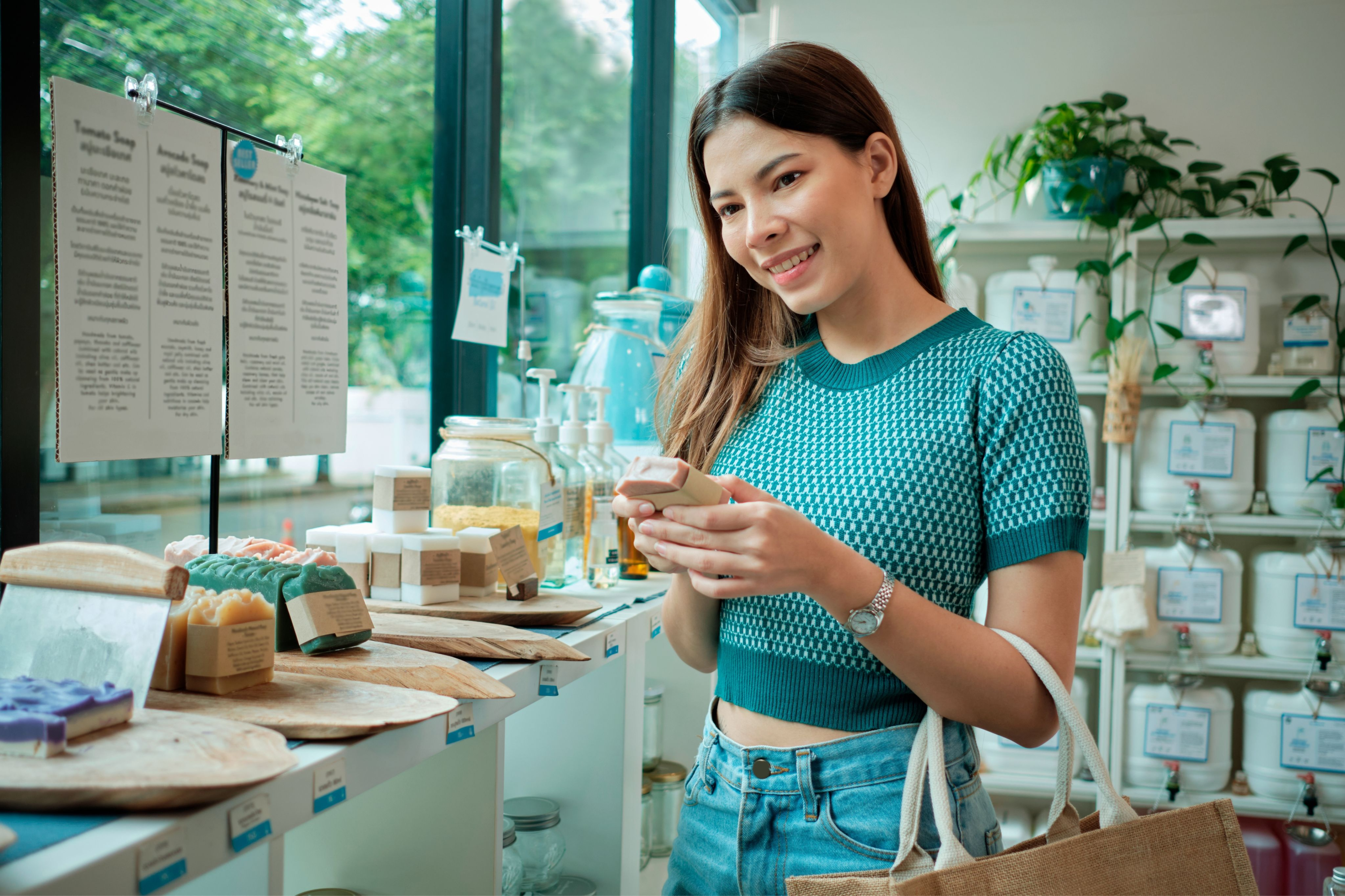 Lectoraat Circular Business, een jonge vrouw koopt reusable en recycled producten in een zero-waste winkel