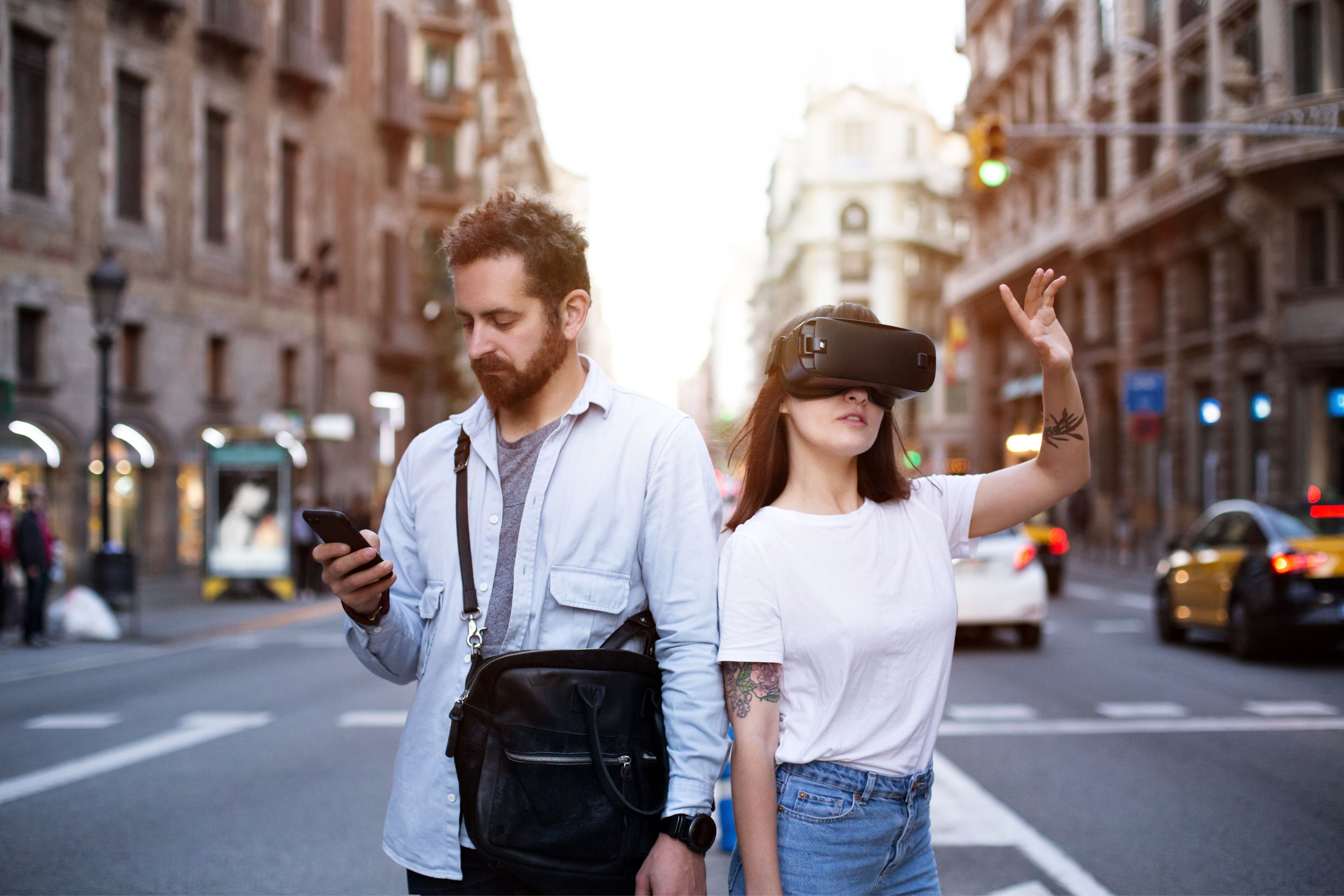 Civic Technology, Een man en vrouw verkennen de toekomstige wereld van immersive technology in de drukke straat met smartphone en VR-googles