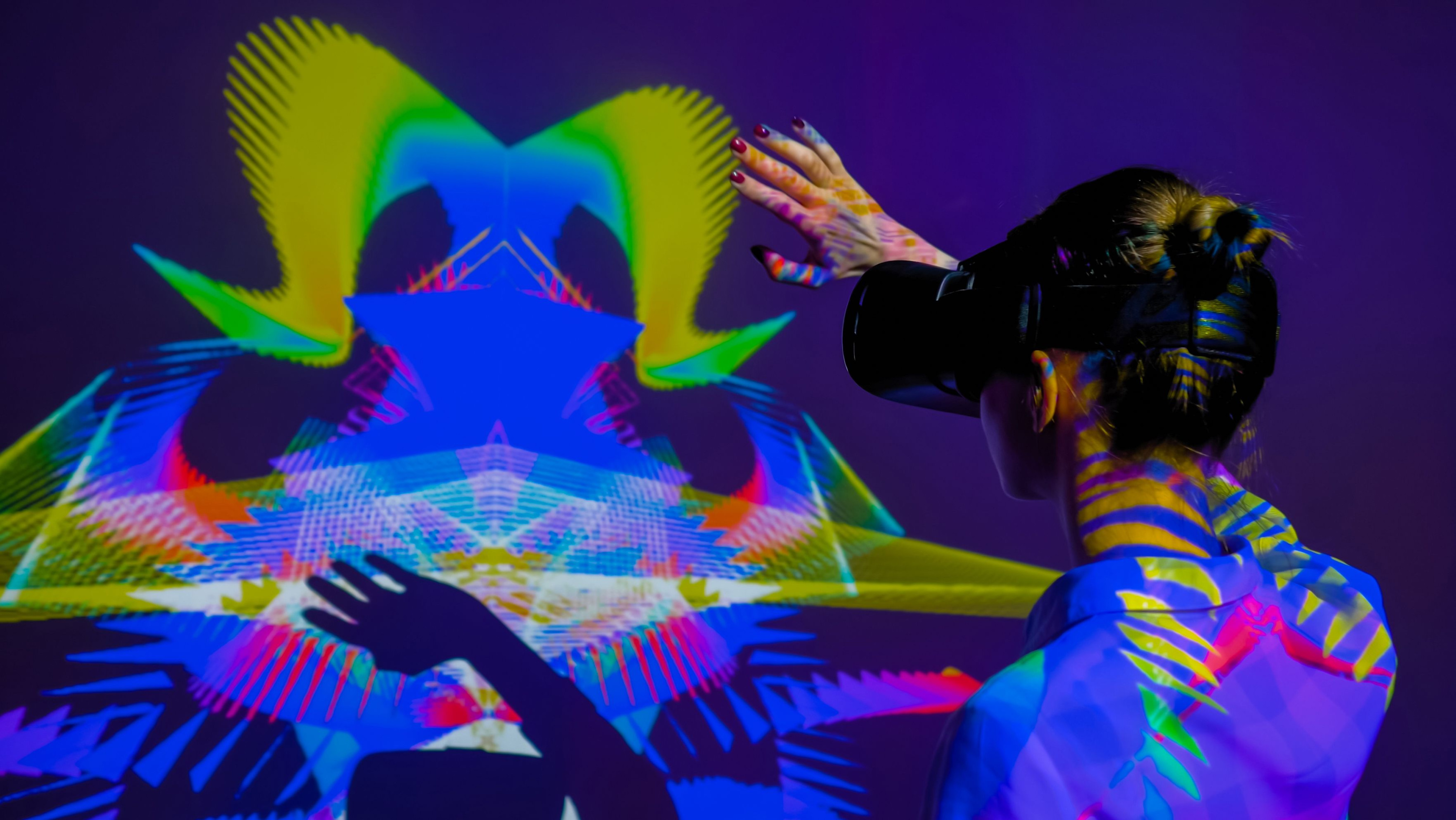 Filosofie en Beroepspraktijk, vrouw met een VR-bril kijkt naar een virtual reality-kunstwerk