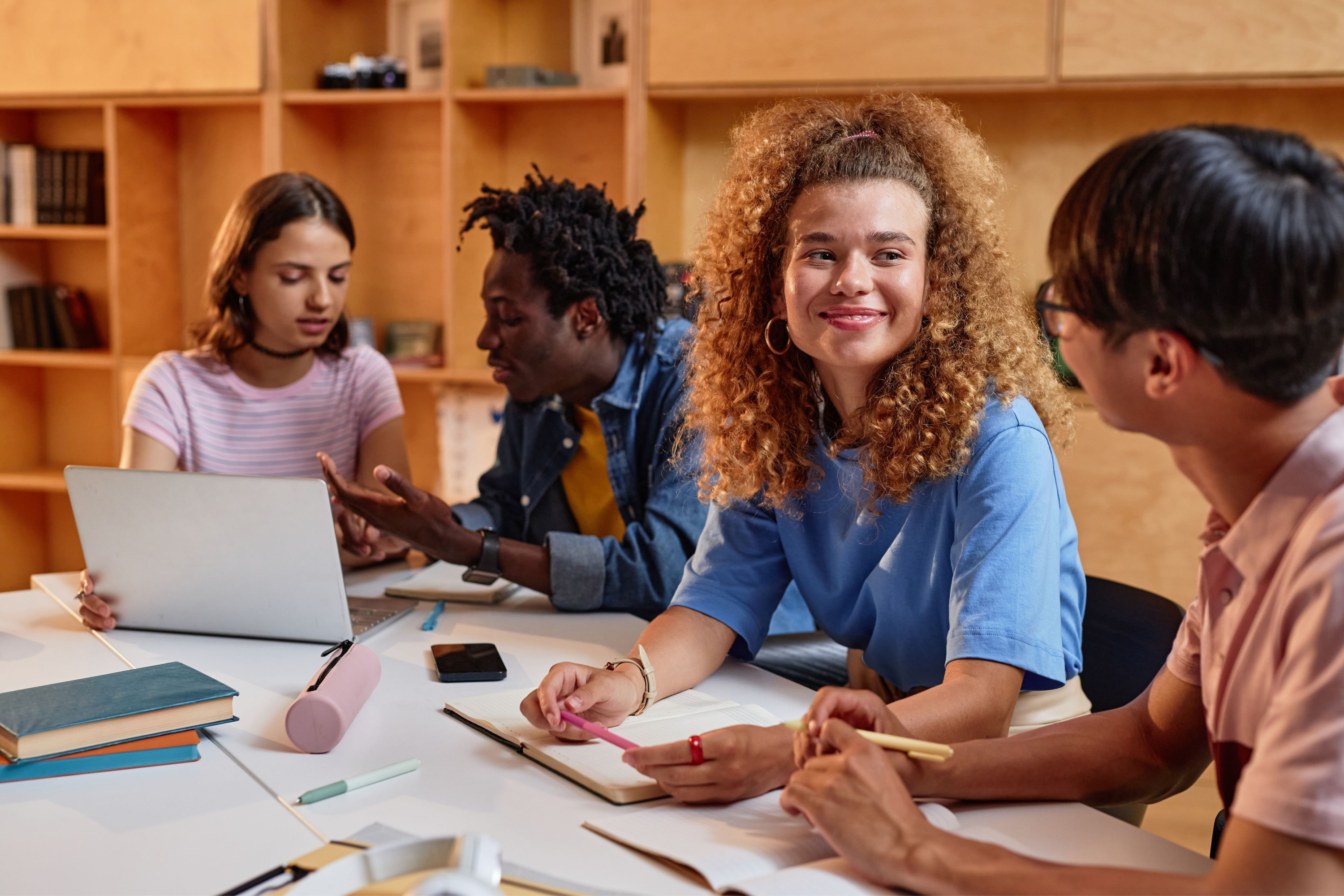 Global Learning, een groep multiraciale studenten in de les