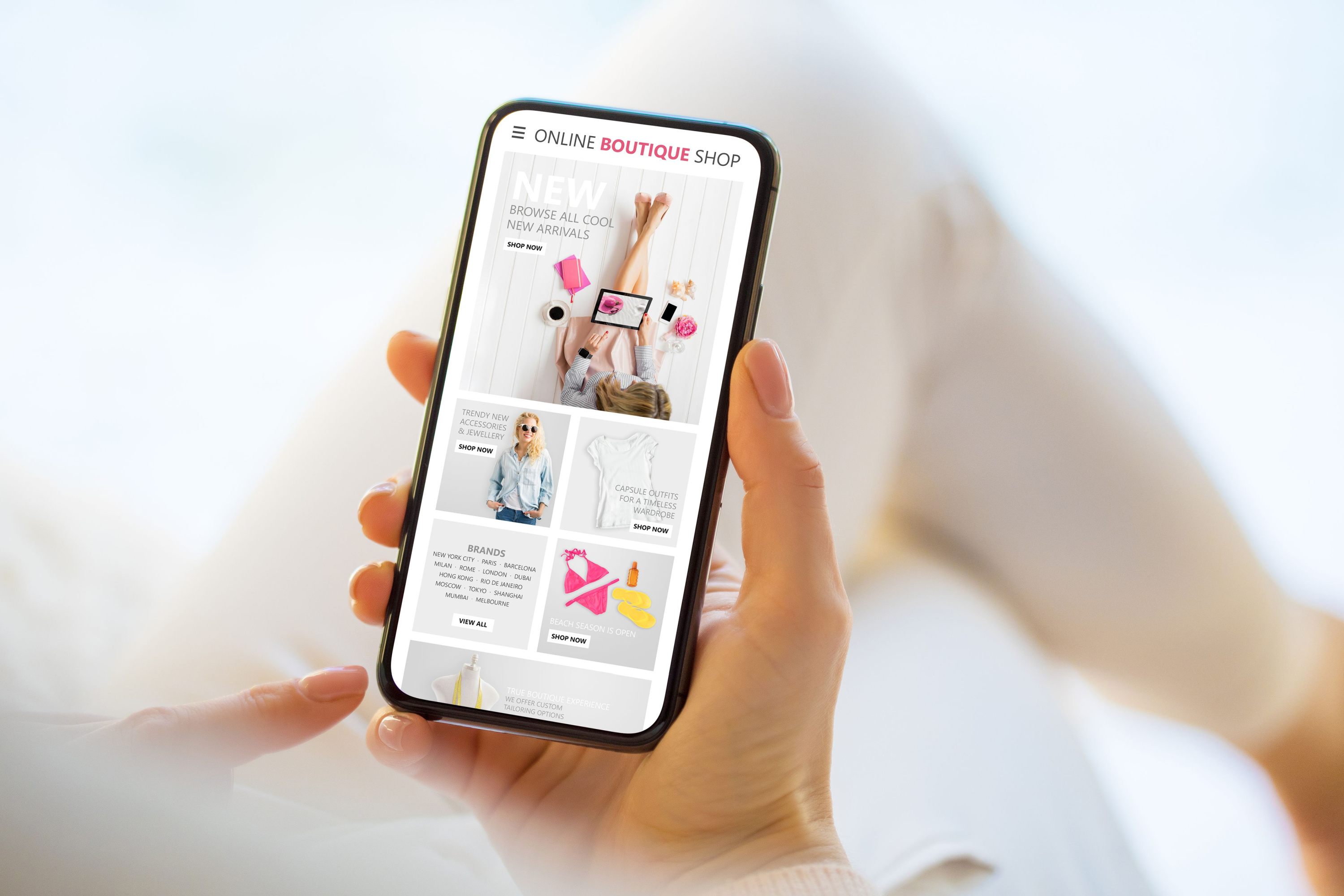 Platformeconomie, vrouw winkelt online op haar mobiele telefoon