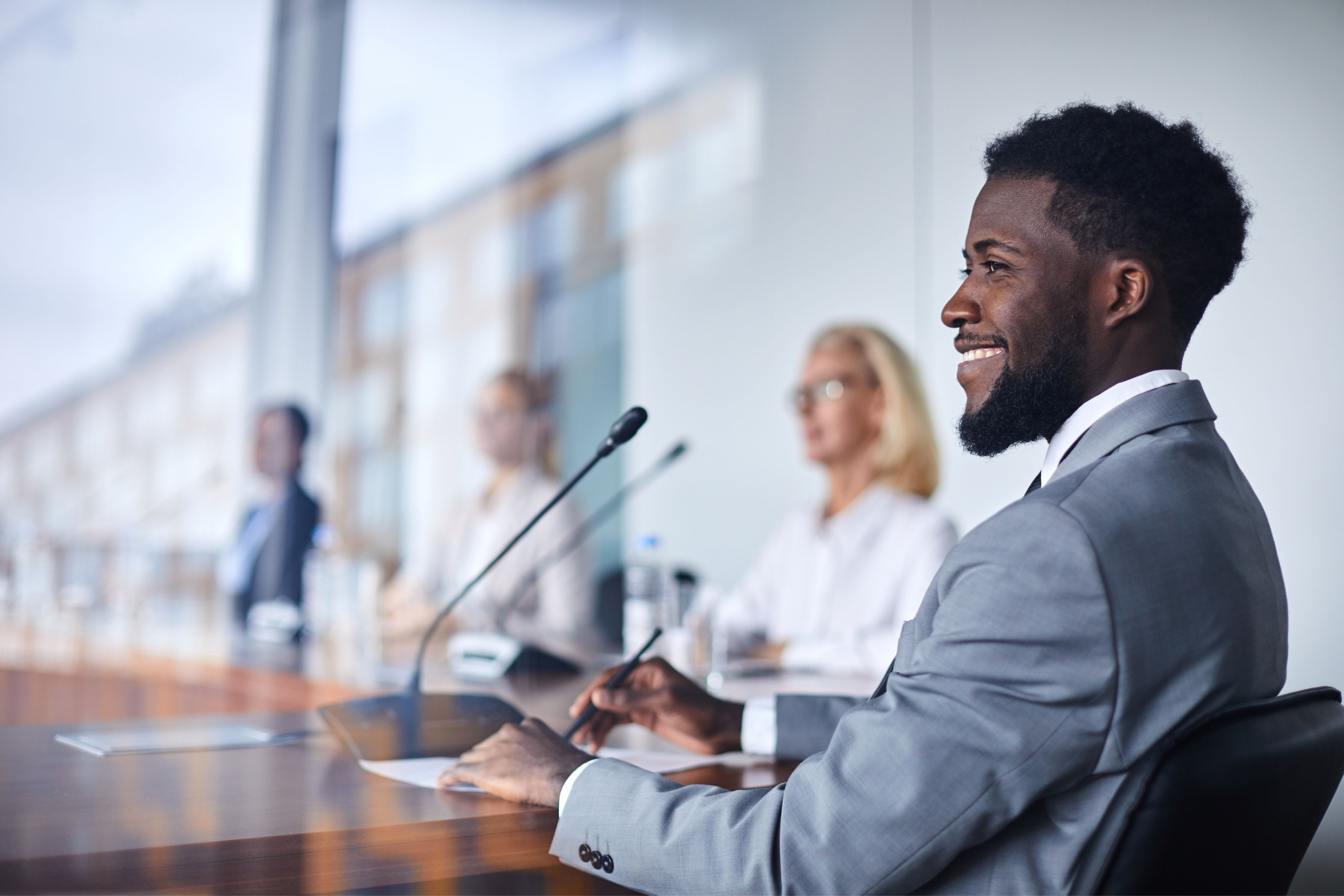 Public Governance, een overheidsambtenaar zit aan tafel en luistert naar de spreker op het seminar