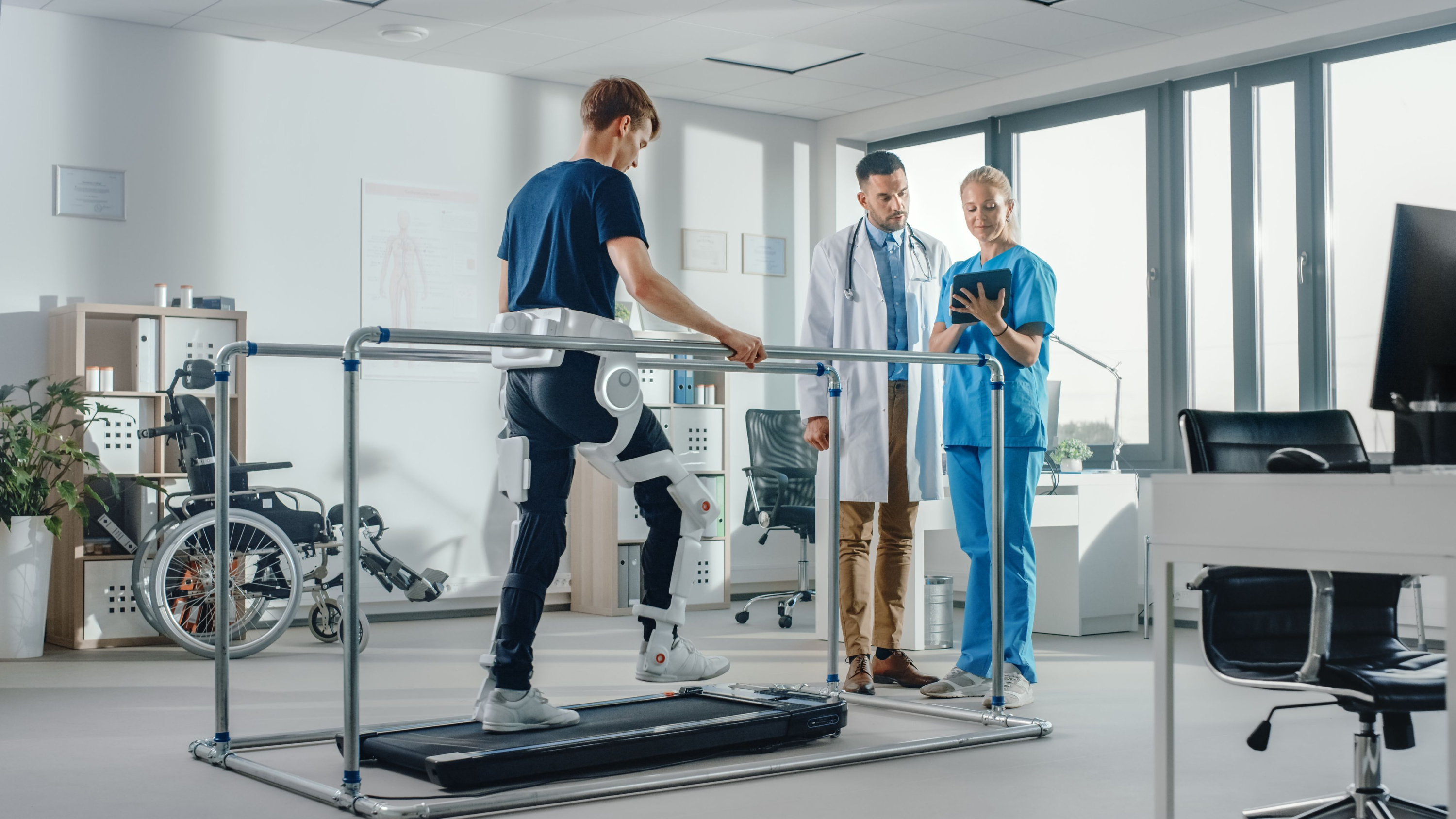 Revalidatie en Technologie, patiënt die geavanceerd robotachtig exoskelet draagt, loopt op een loopband in een modern ziekenhuis voor fysiotherapie