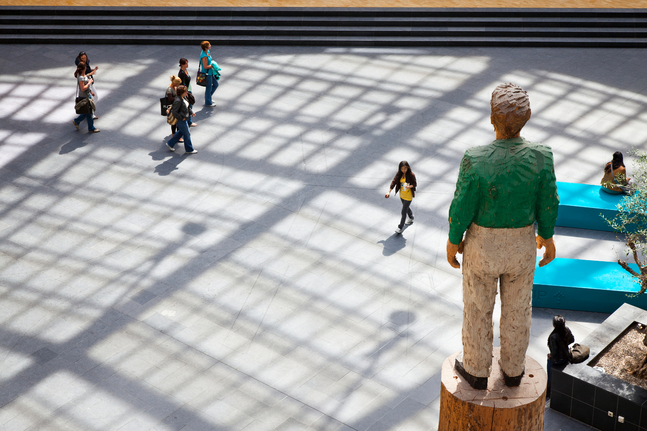 Man op paal in atrium