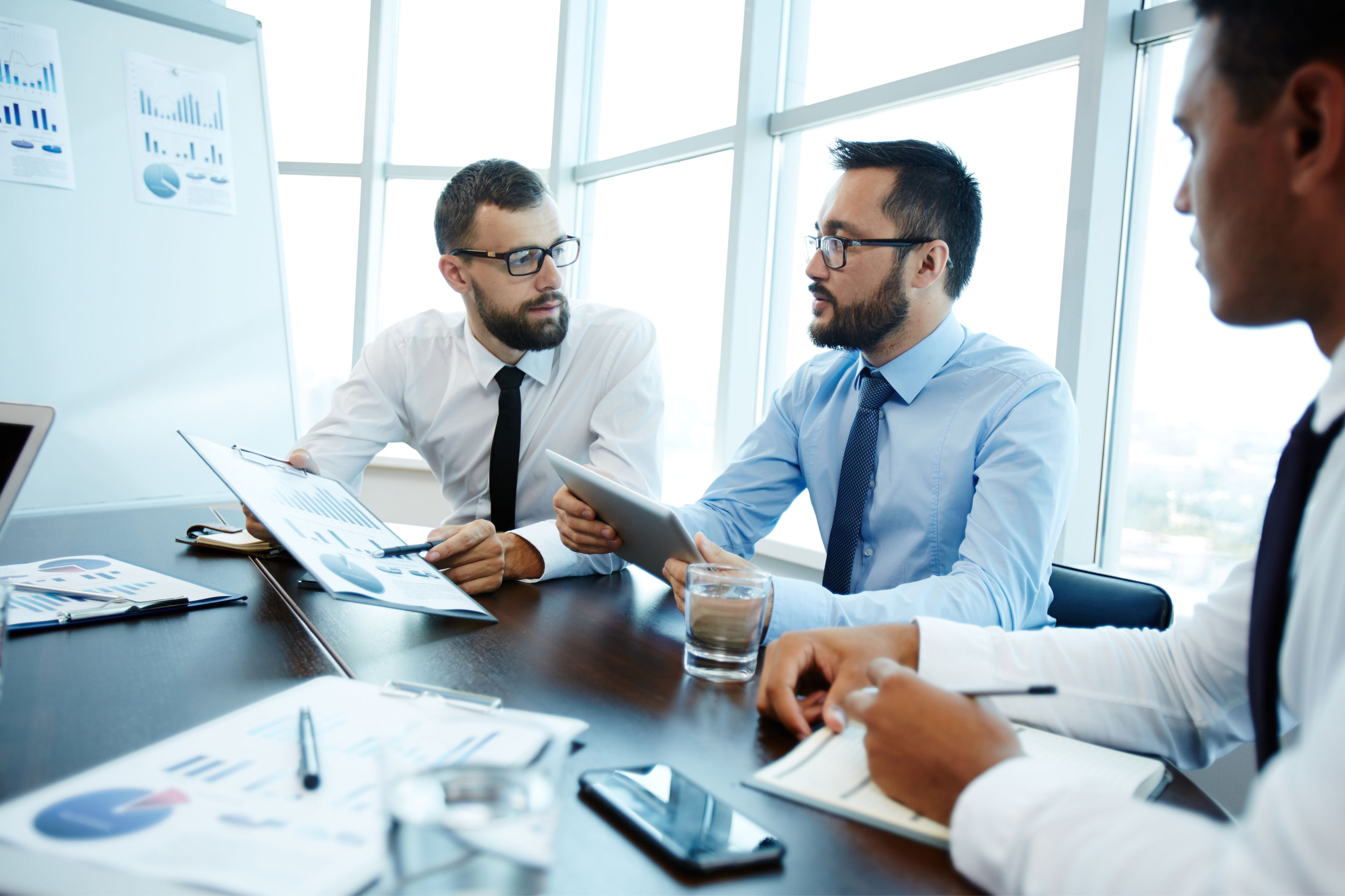 Master Financial Management and Control, professionals bespreken financiële gegevens
