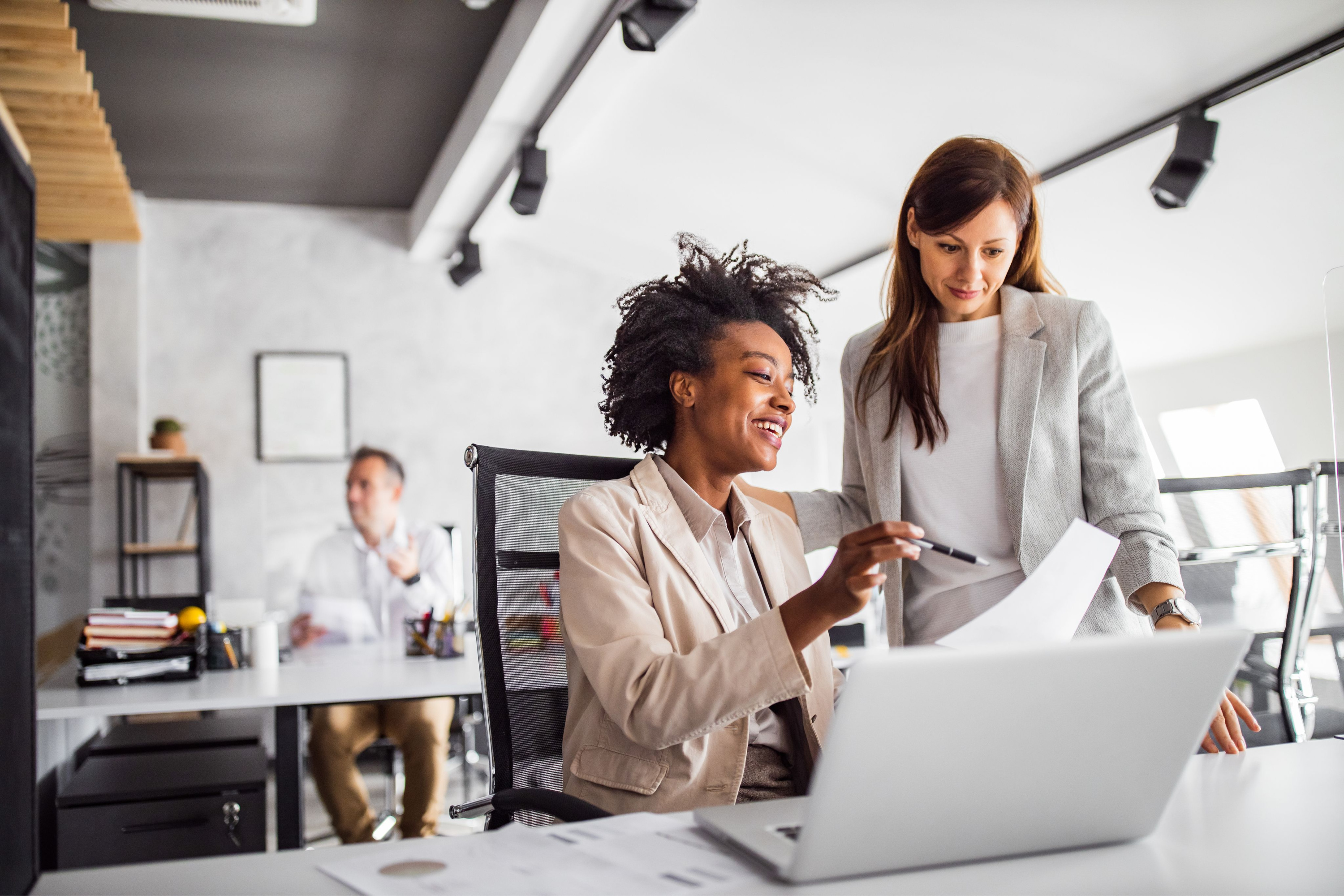 Mastermodule Marketing Management, twee zakenvrouwen praten, elkaar adviseren