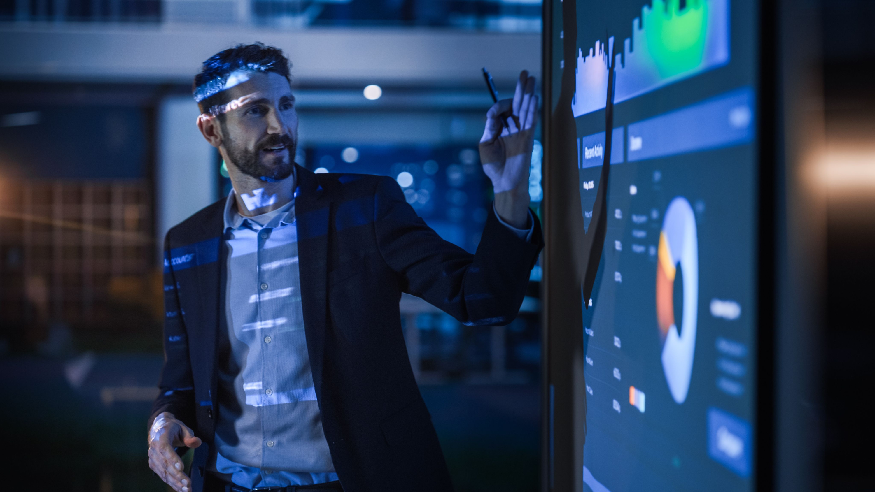 Big Data Analist, analist toont gegevens in een presentatie
