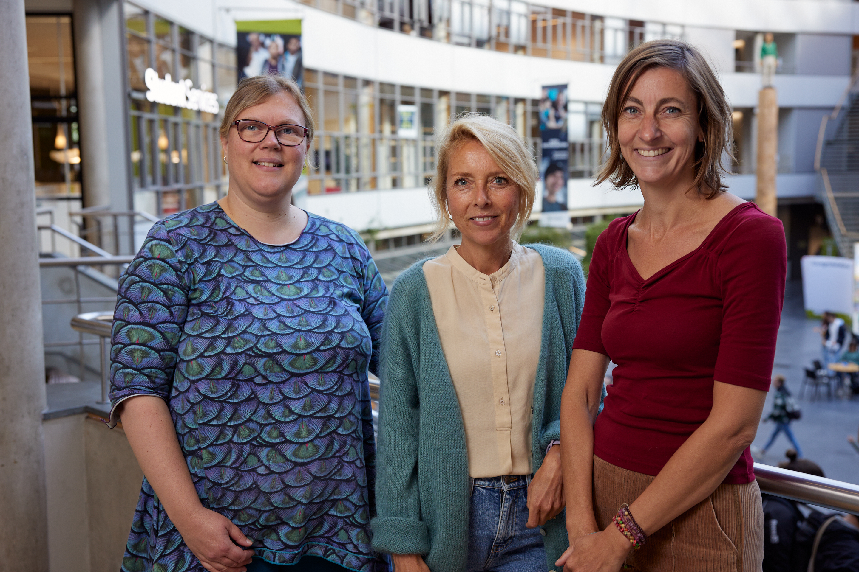 drie dames die naast elkaar staan in het hoofdgebouw