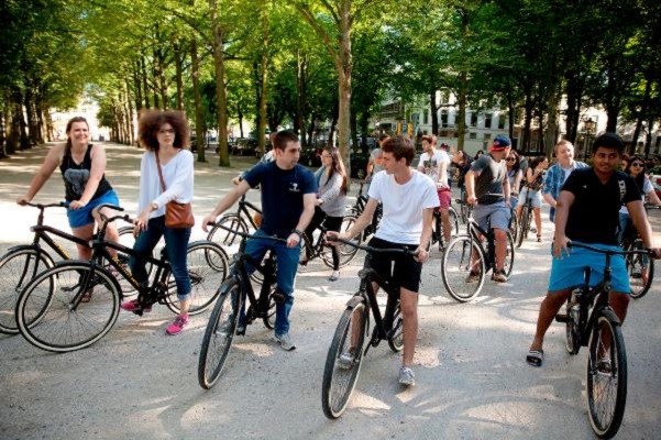 Studenten die op hun fietsen zitten op straat
