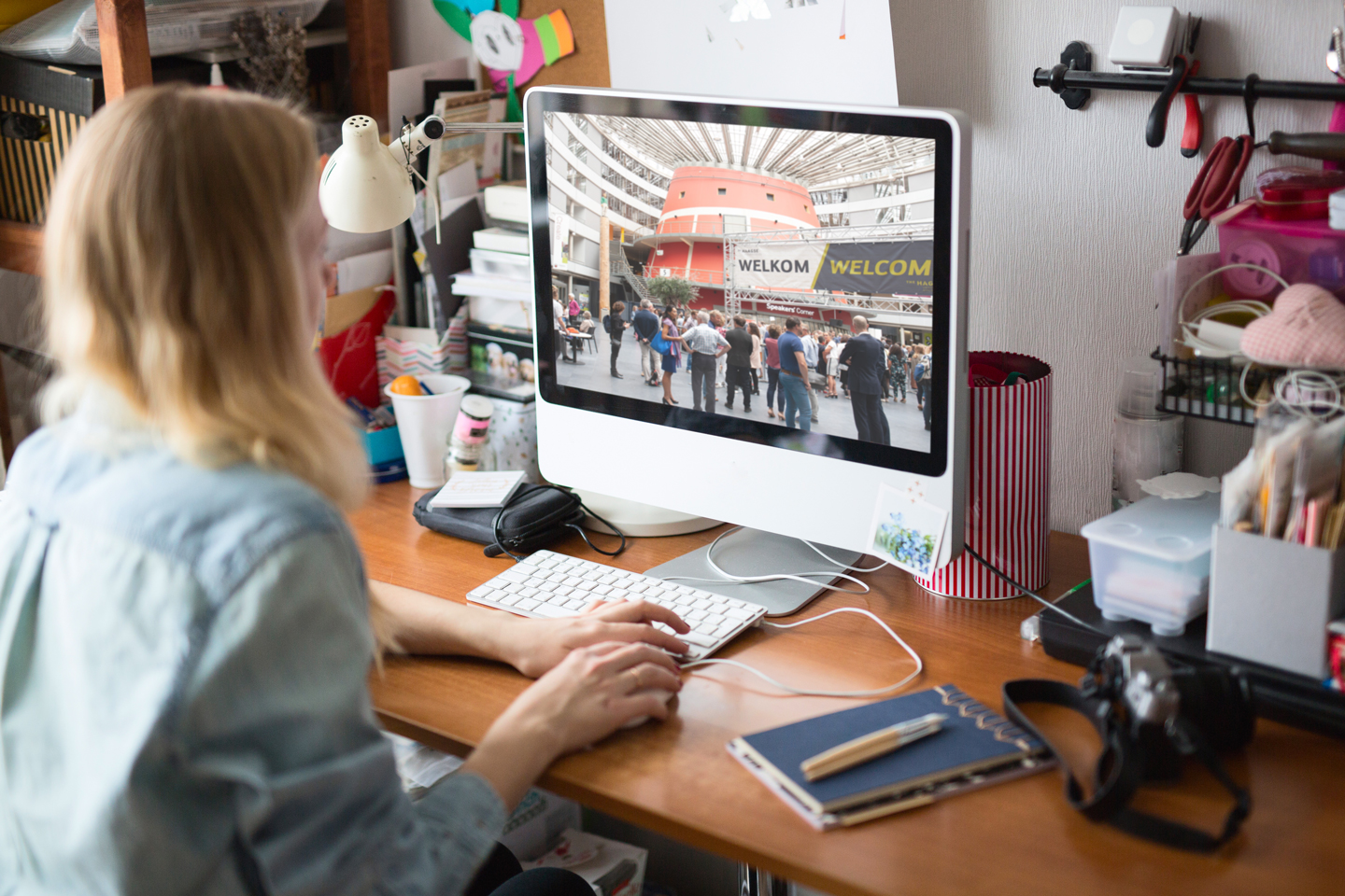 Jonge vrouw achter computer