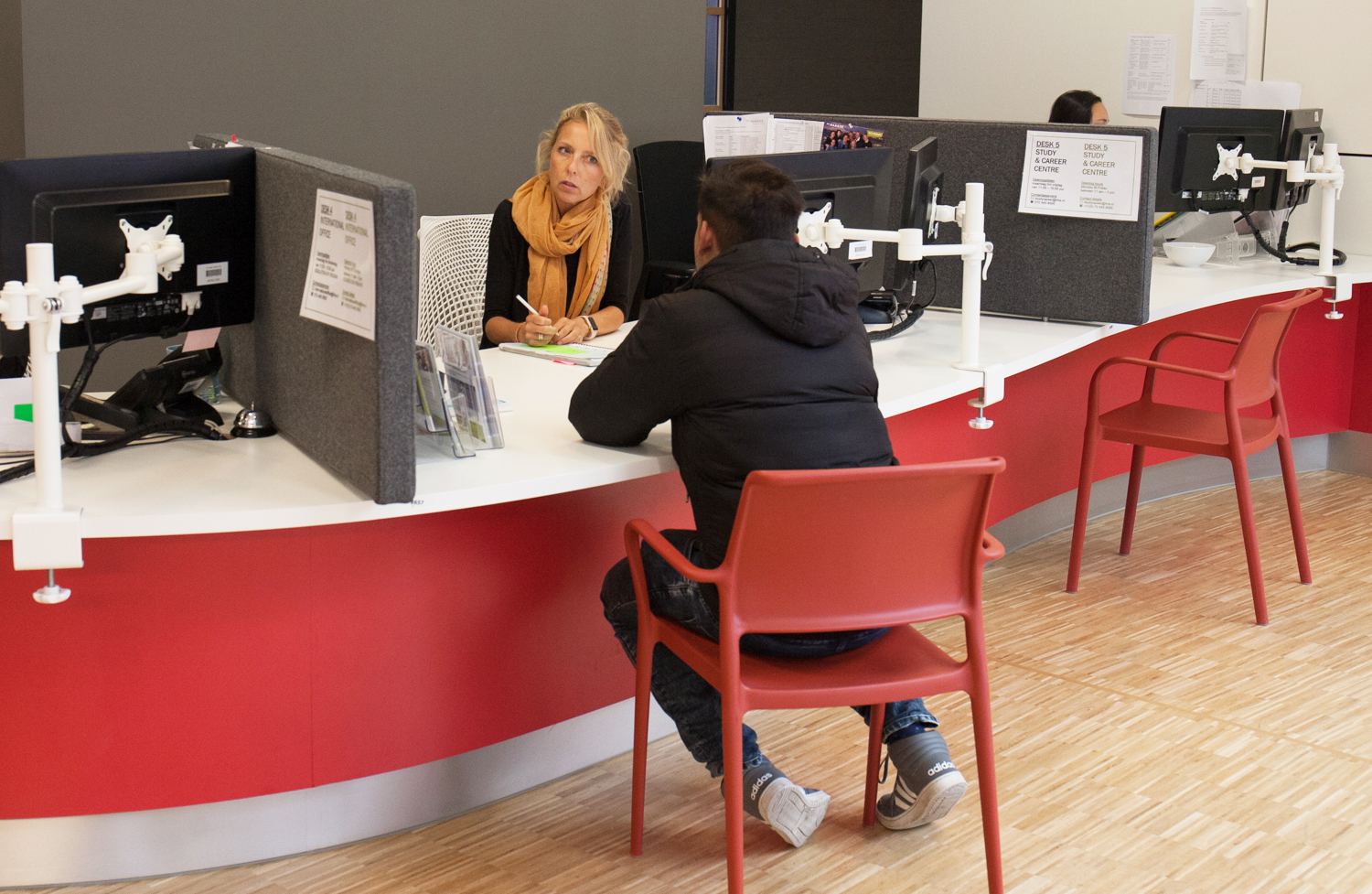 Student wordt aan de balie geholpen