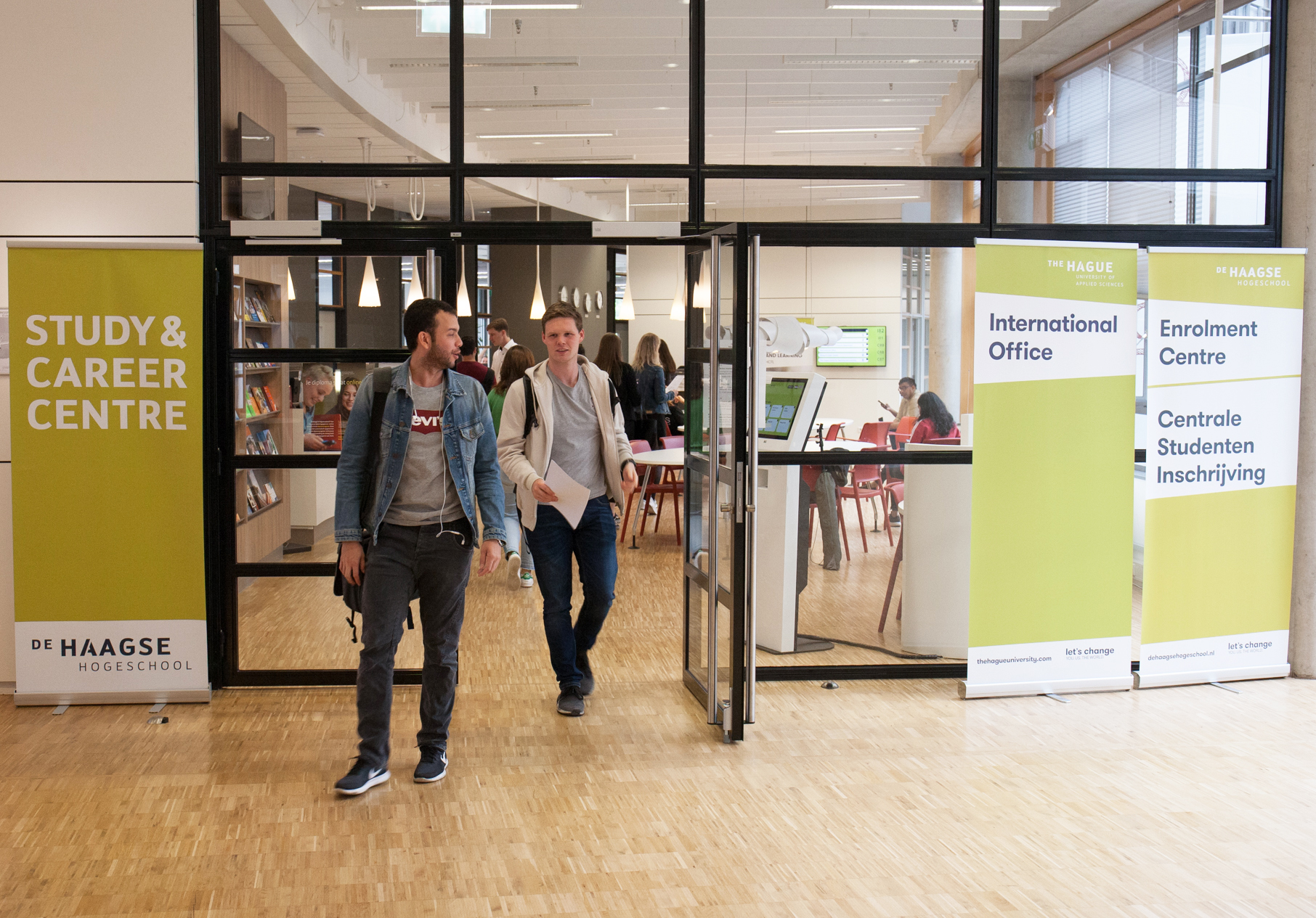 Twee studenten lopen het Study & Career Centre uit