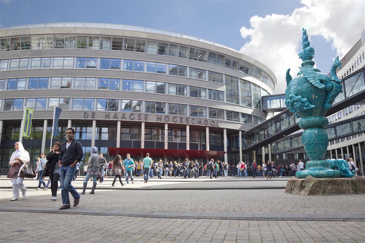 Ingang hoofdgebouw De Haagse Hogeschool