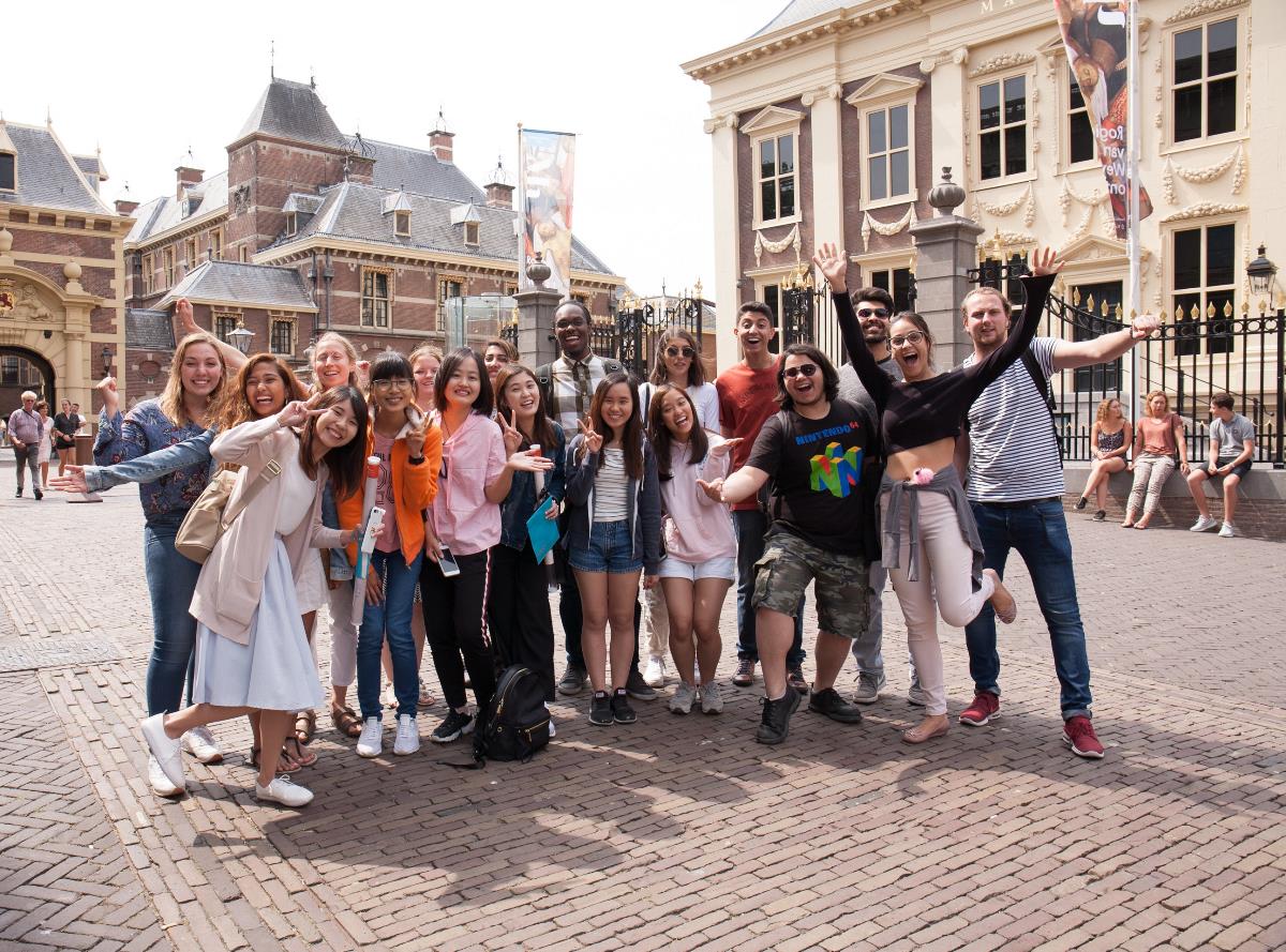 Groep studenten voor het Mauritshuis