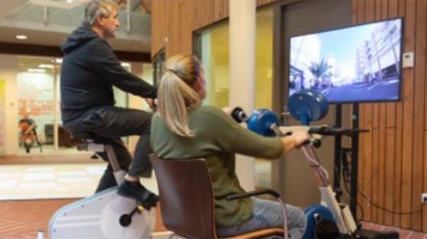 Twee personen fietsen in het Living Lab