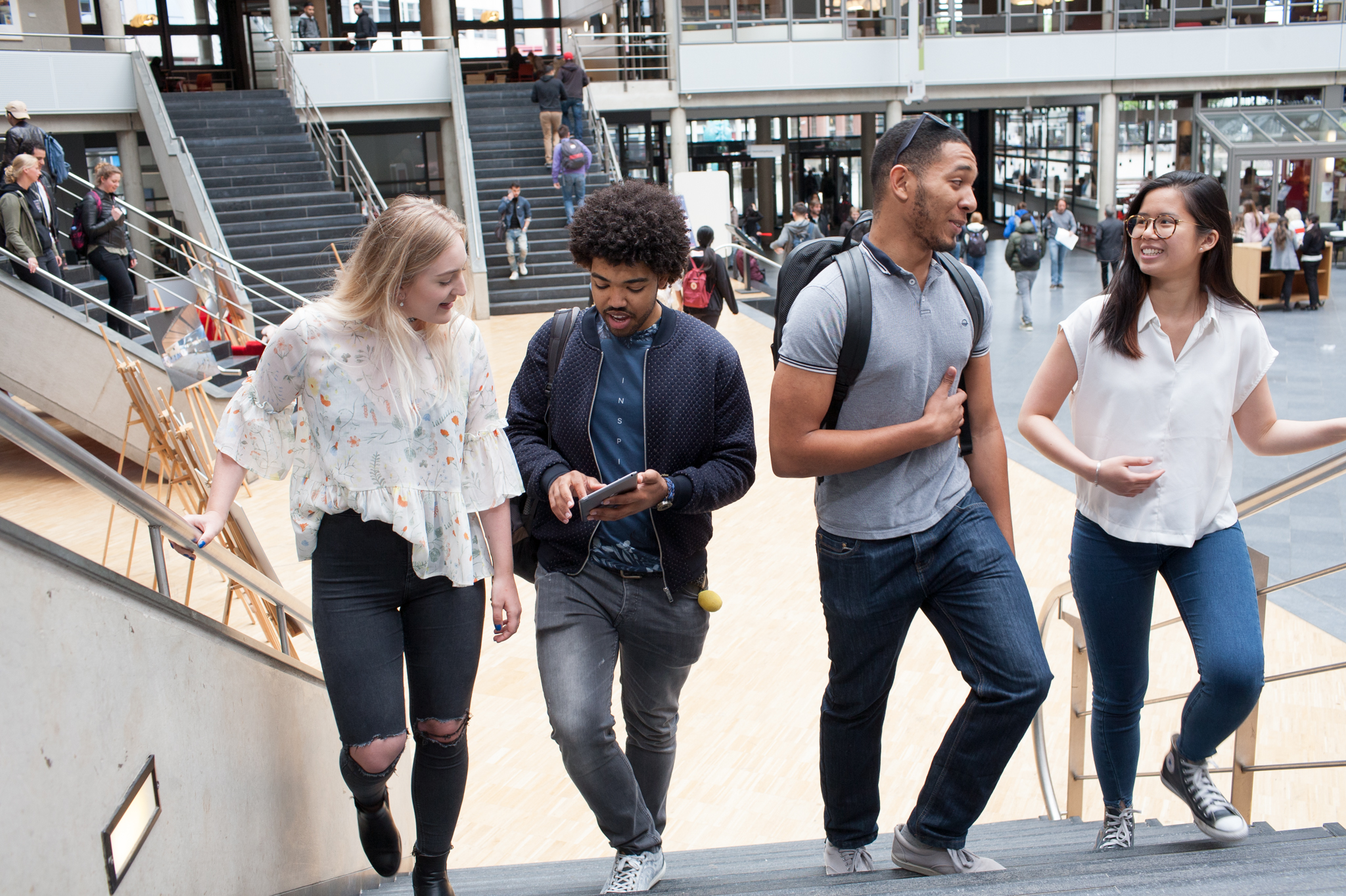 Studenten lopen de trap op