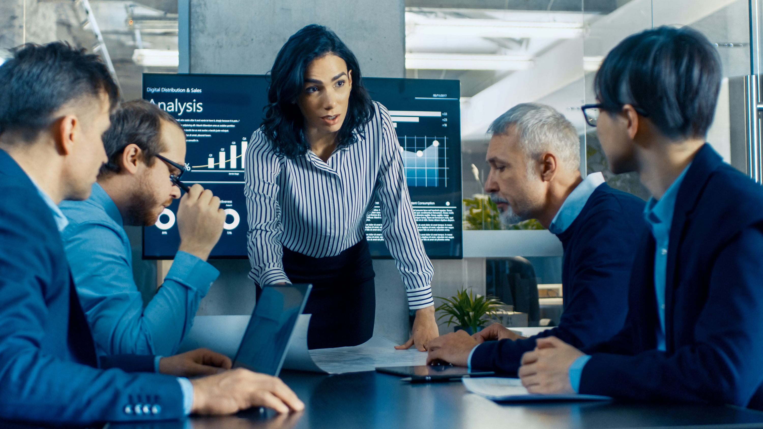 Master Financial Management and Control, medewerkers bespreken financiële rapporten in de vergaderruimte