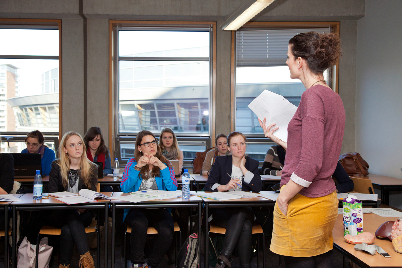 A lecturer is teaching a class of students