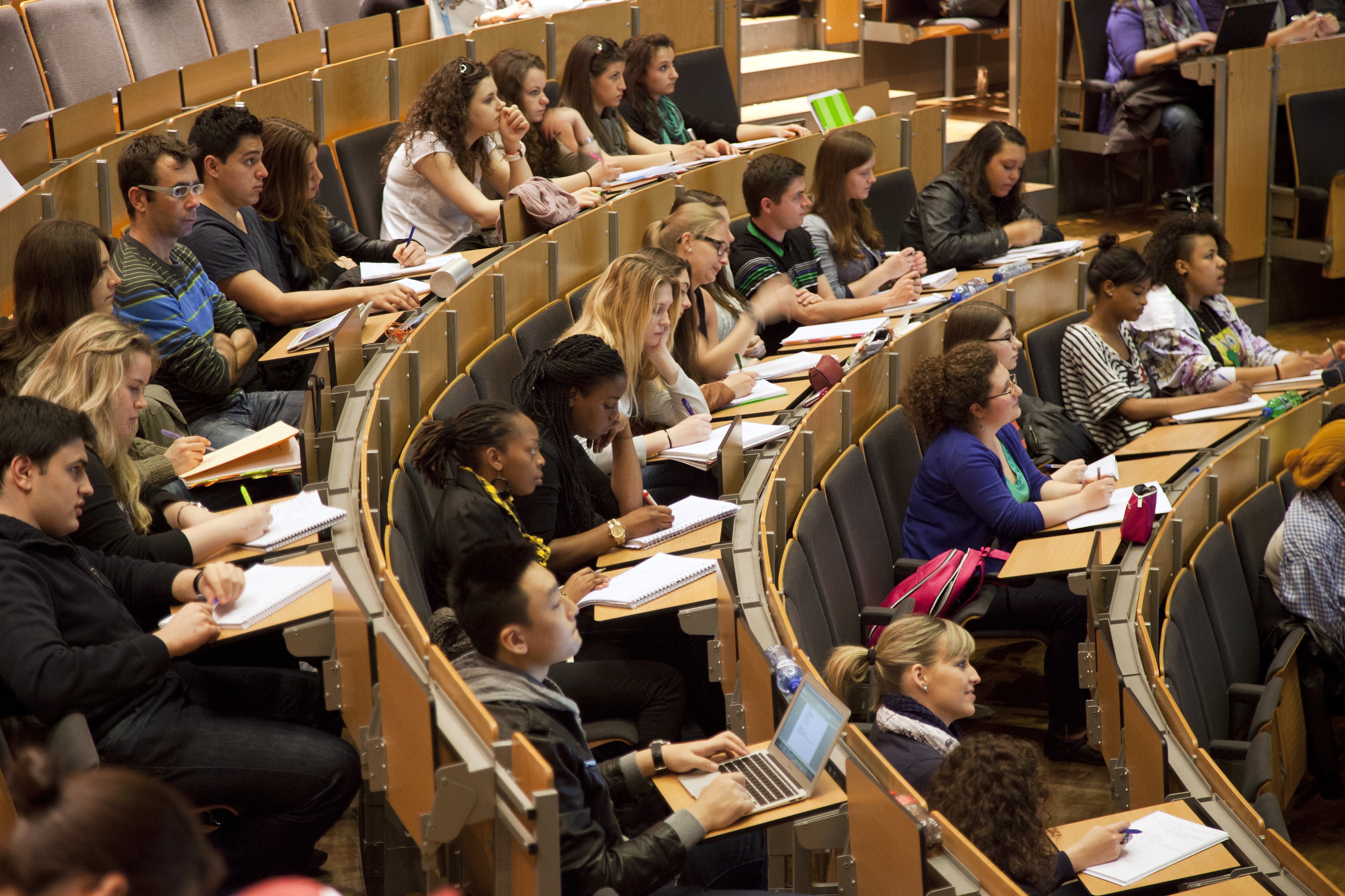 Studenten volgen college in een hoorcollegezaal