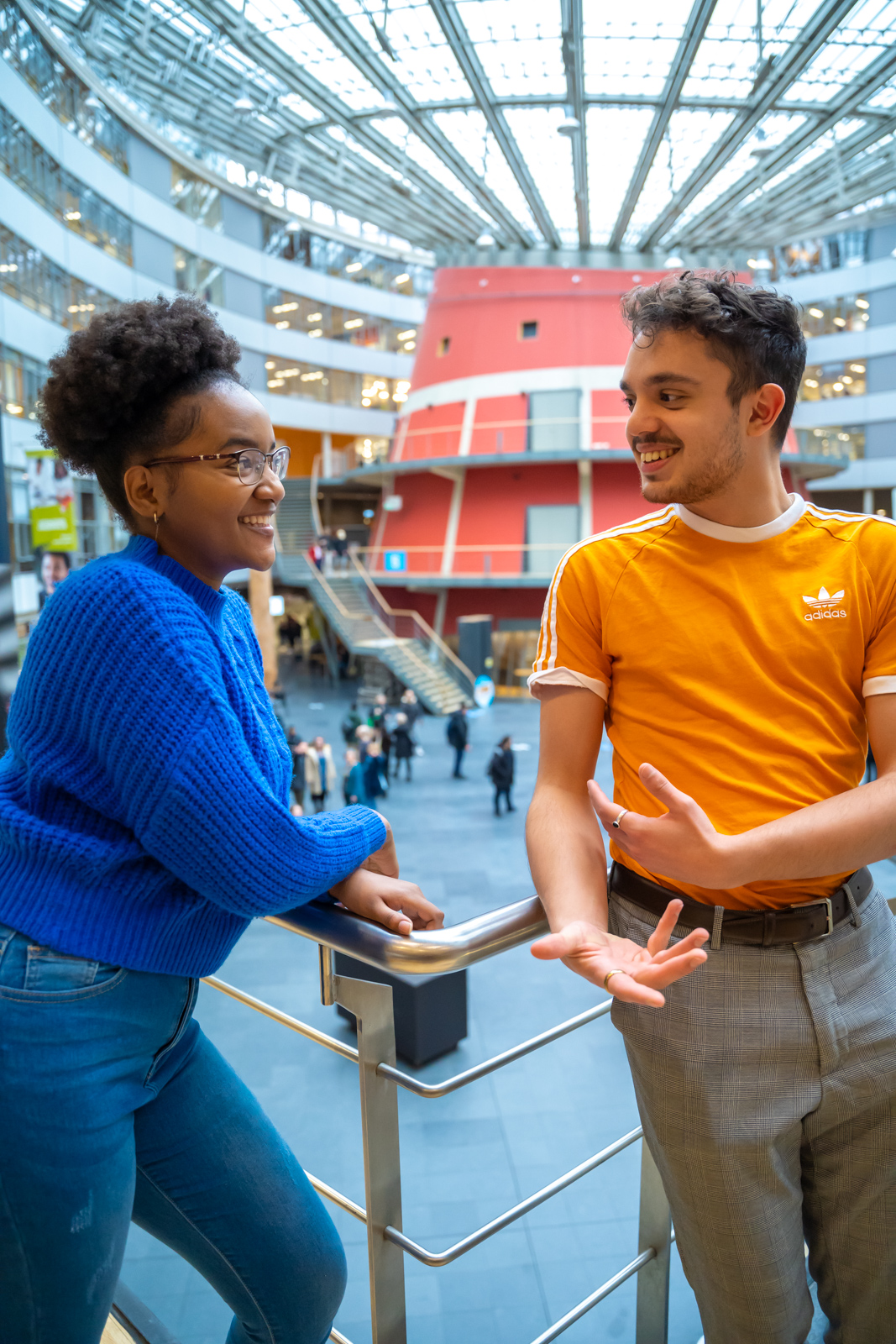 twee studenten in gesprek atrium