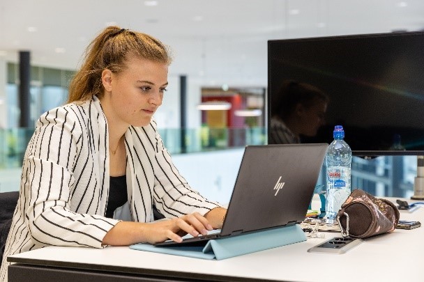 Studente achter laptop.