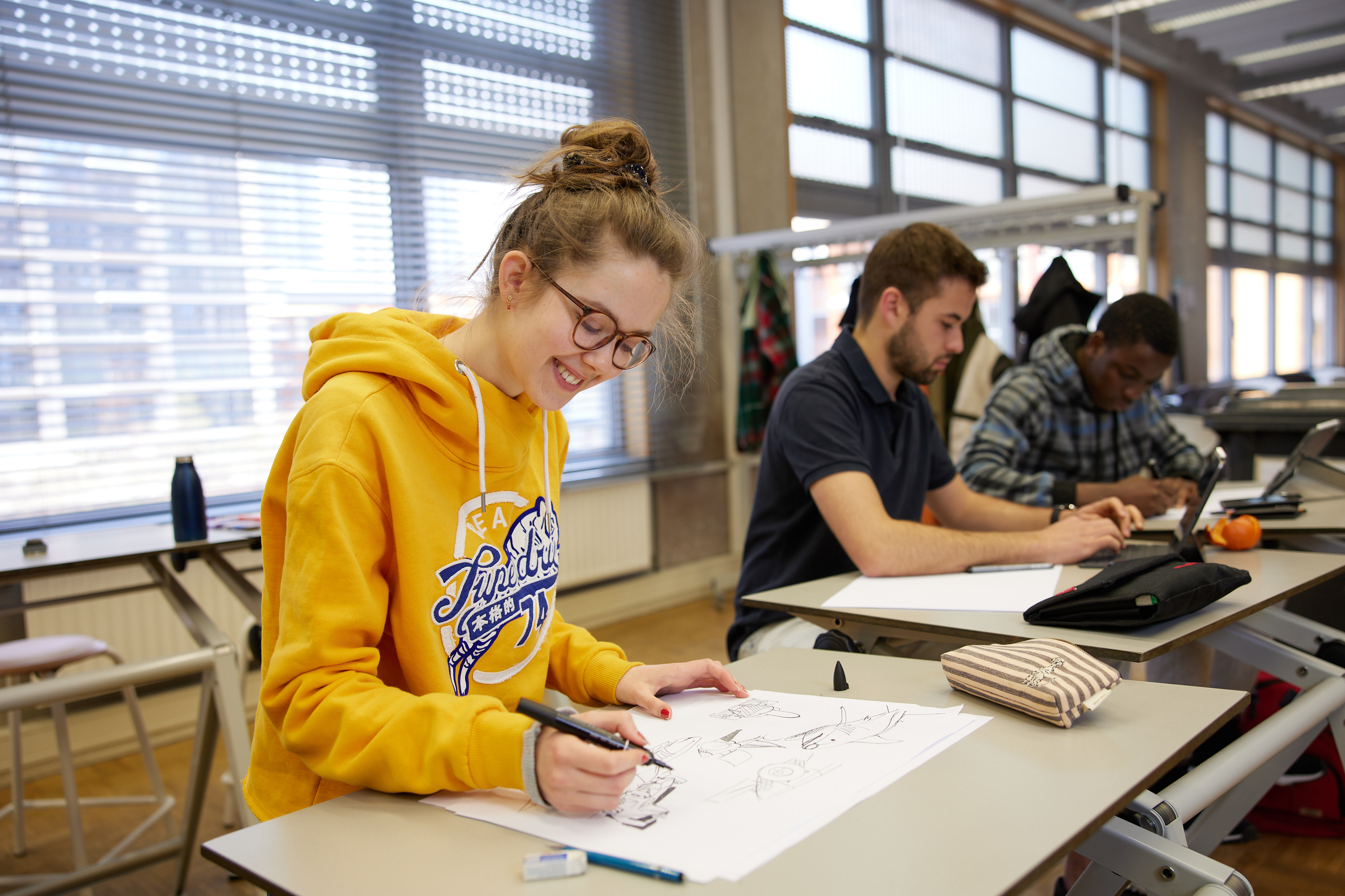 Student schetst in de les