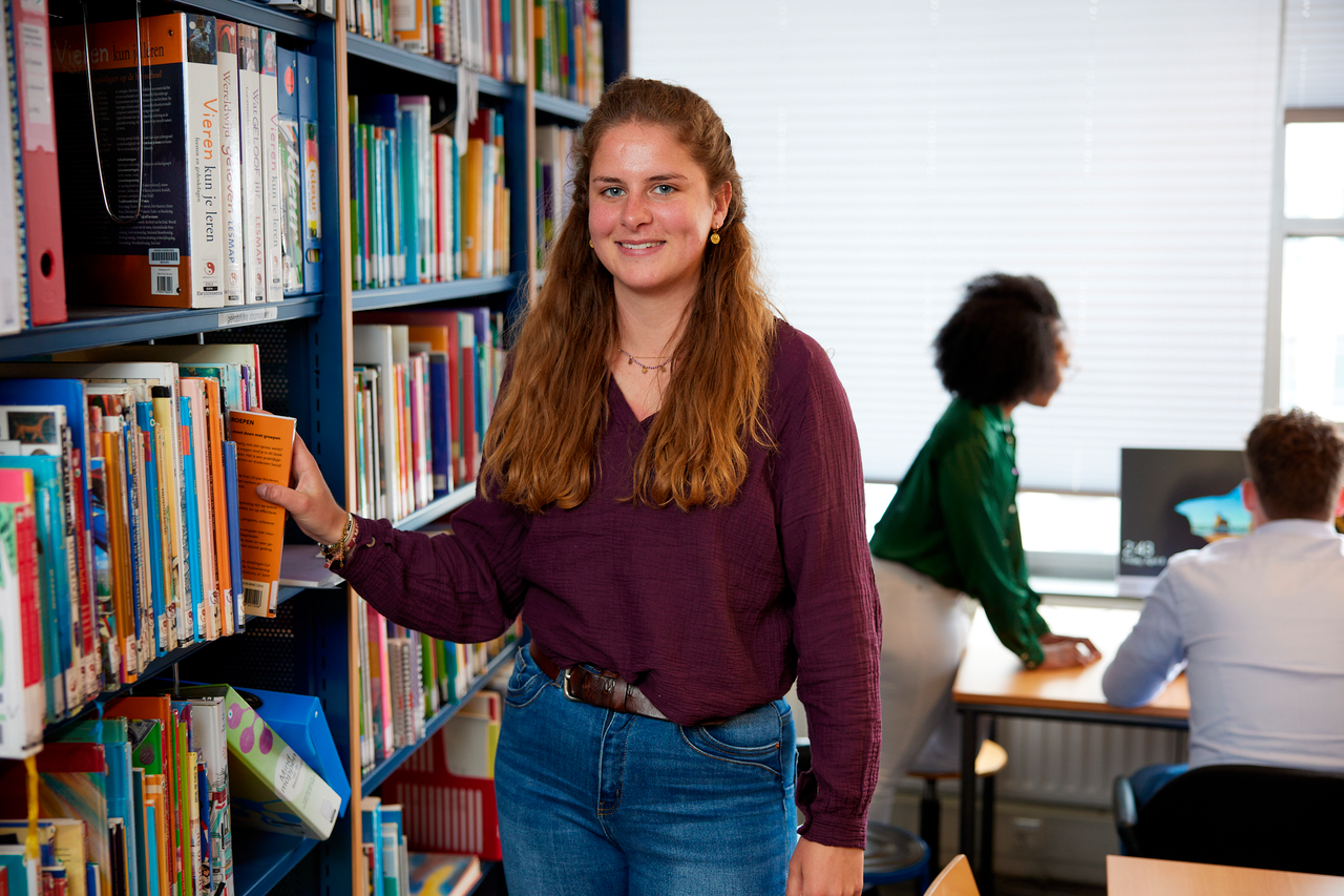 Studente voor boekenkast