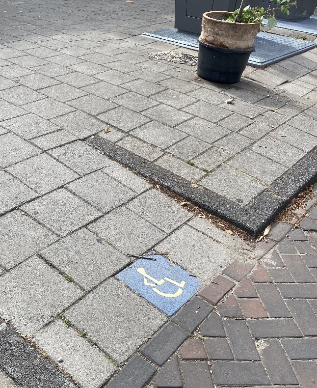 rolstoeltegel op straat