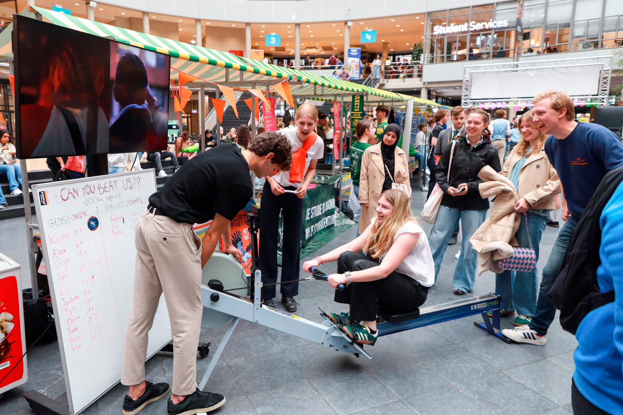 Studiekiezer test roeiappararaat tijdens event