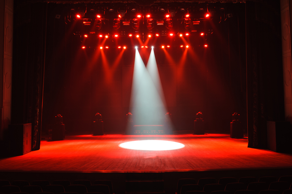 Foto van een podium met licht