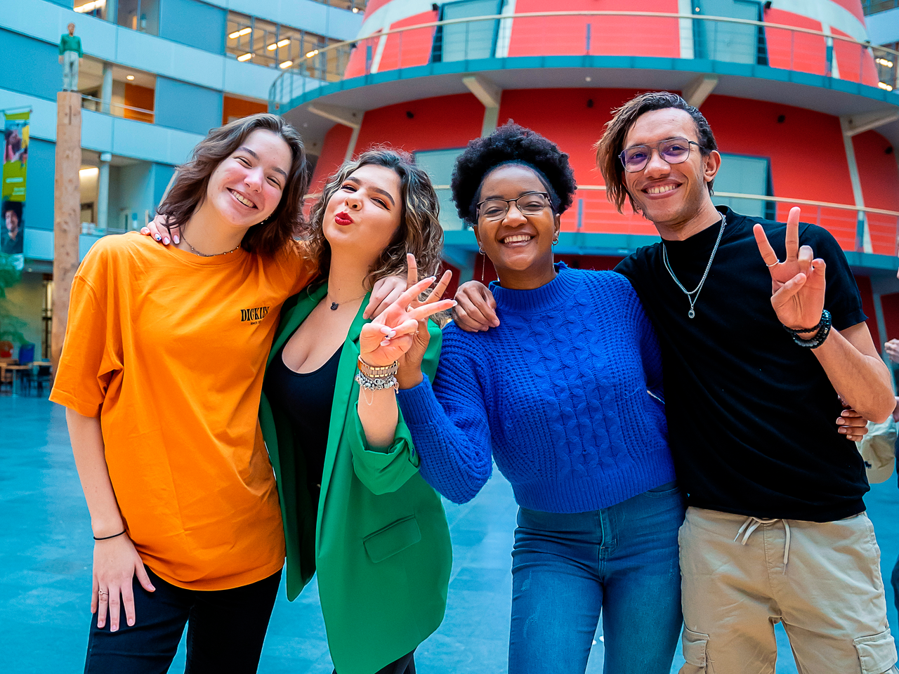 Vier studenten lachend in het Atrium