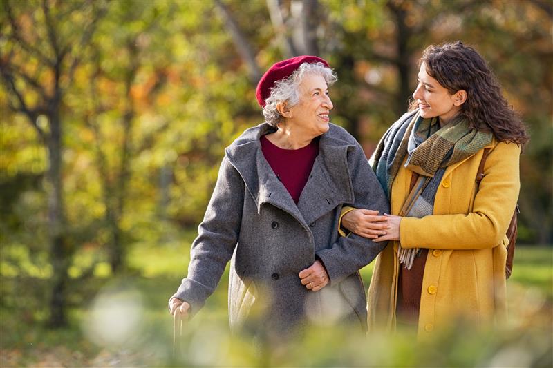 Twee vrouwen wandelen samen