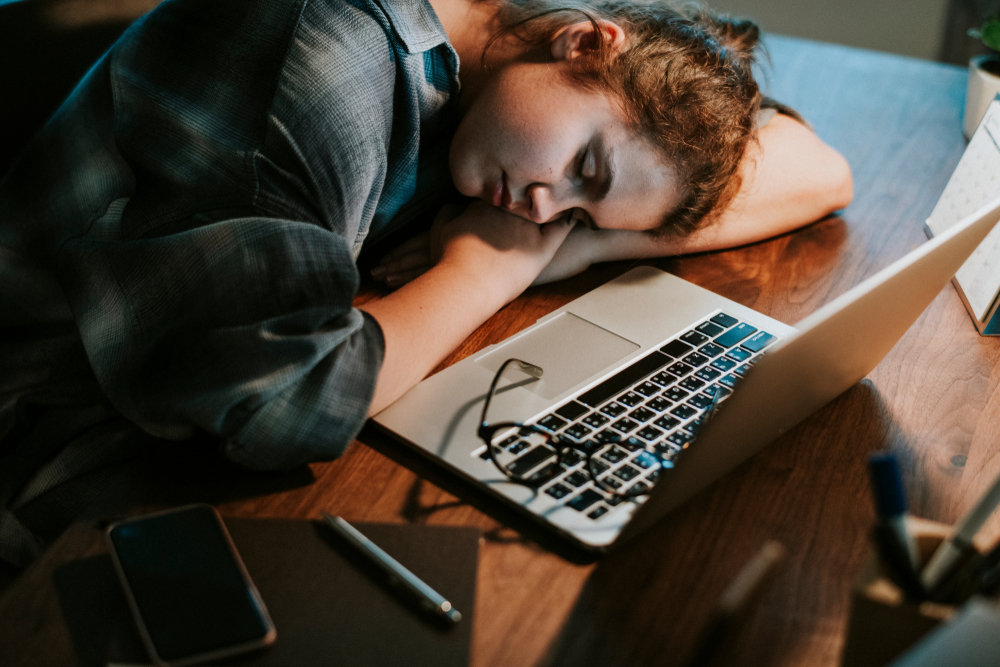 Persoon die slaapt op laptop