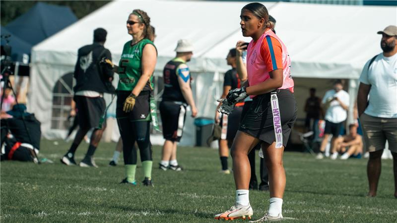 Student Isha Soman gaat voor the end zone   