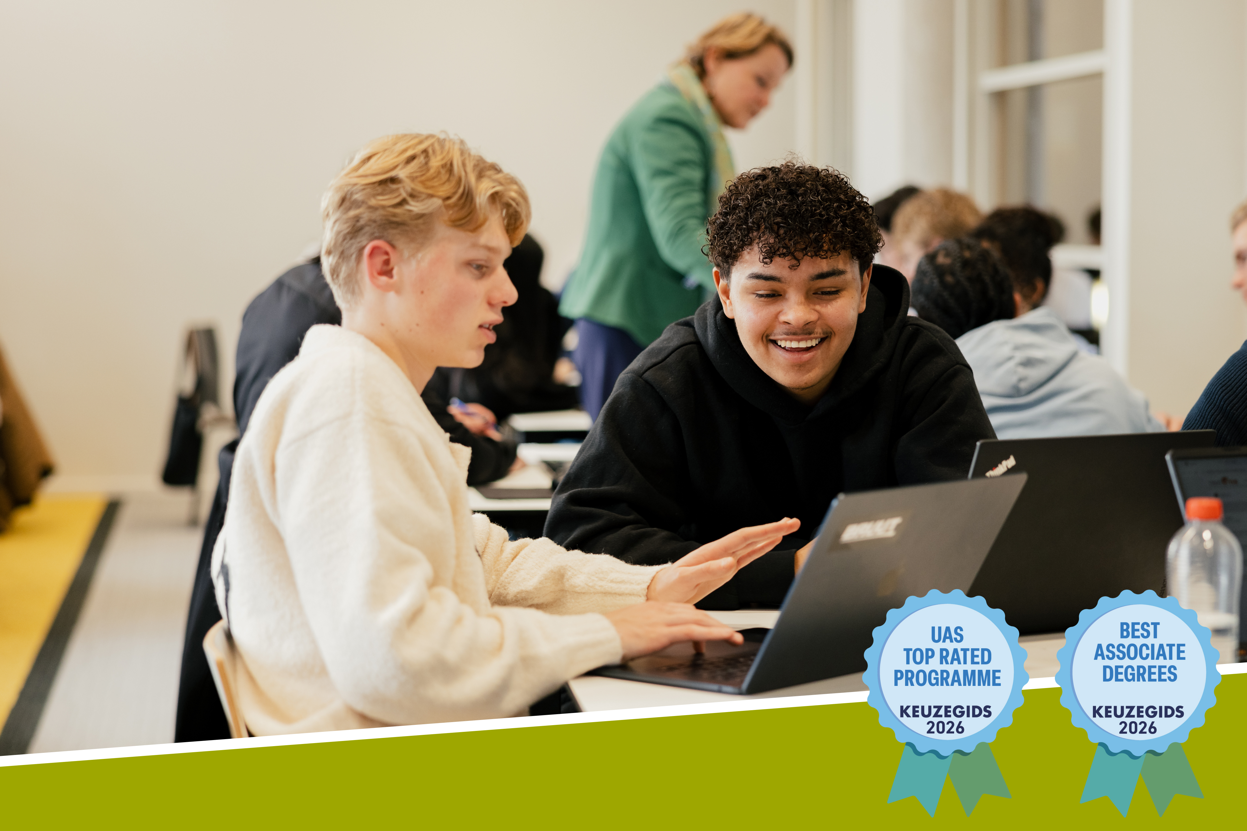 Twee studenten werken samen