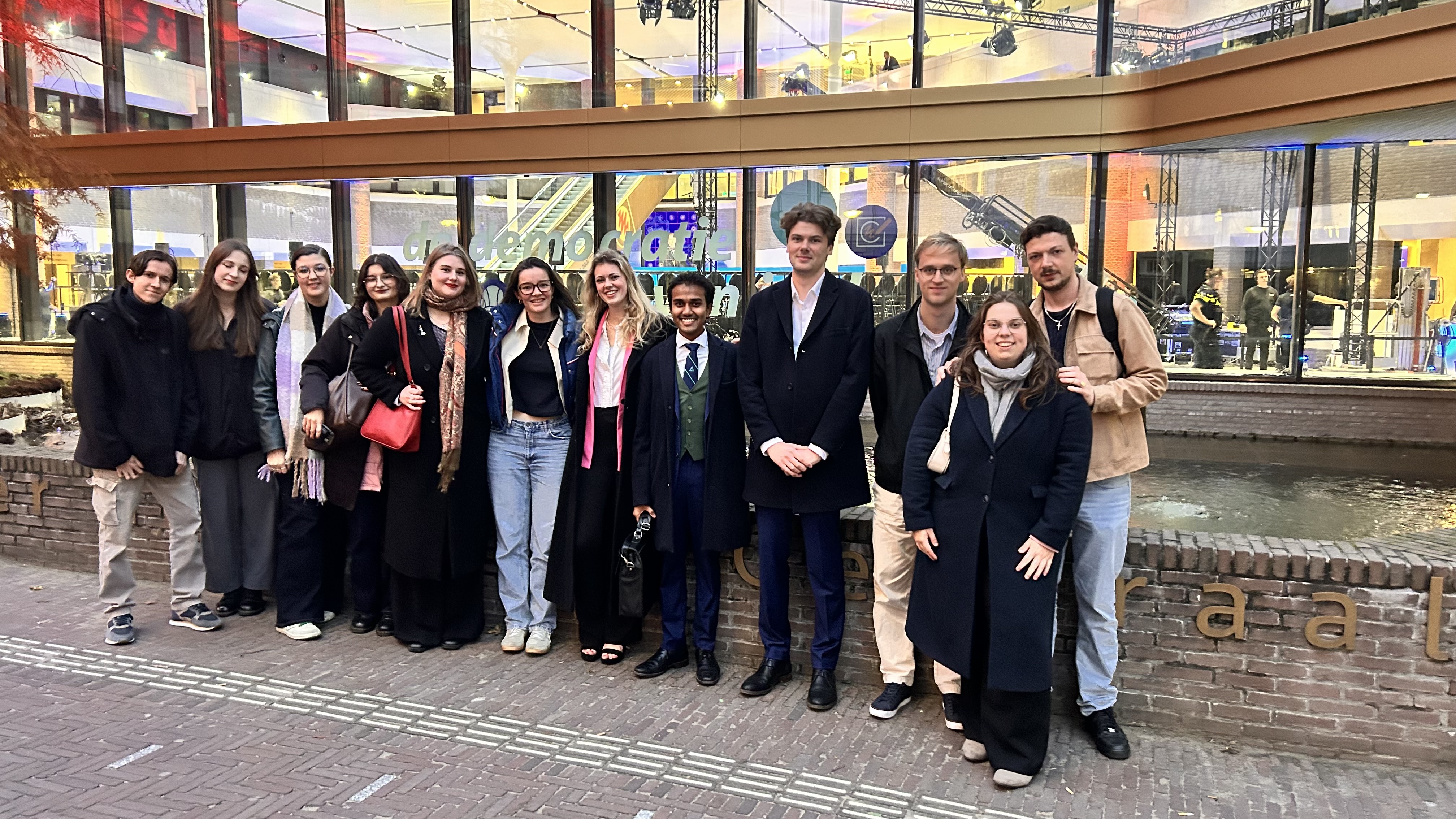 Studenten van De Haagse bij het NOS Slotdebat