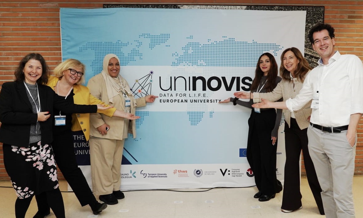 Studenten en UNINOVIS