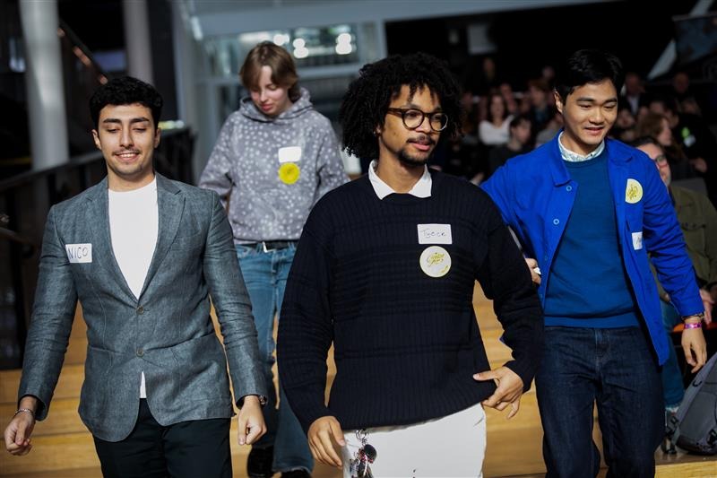 vier mensen op een rij