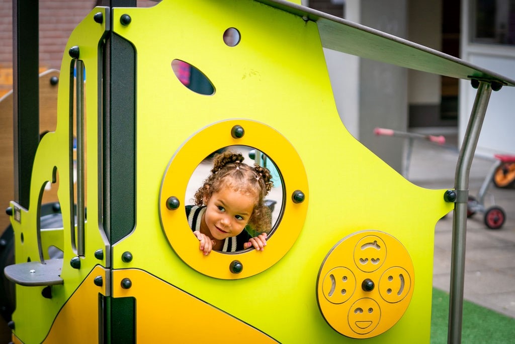 meisje in speeltoestel