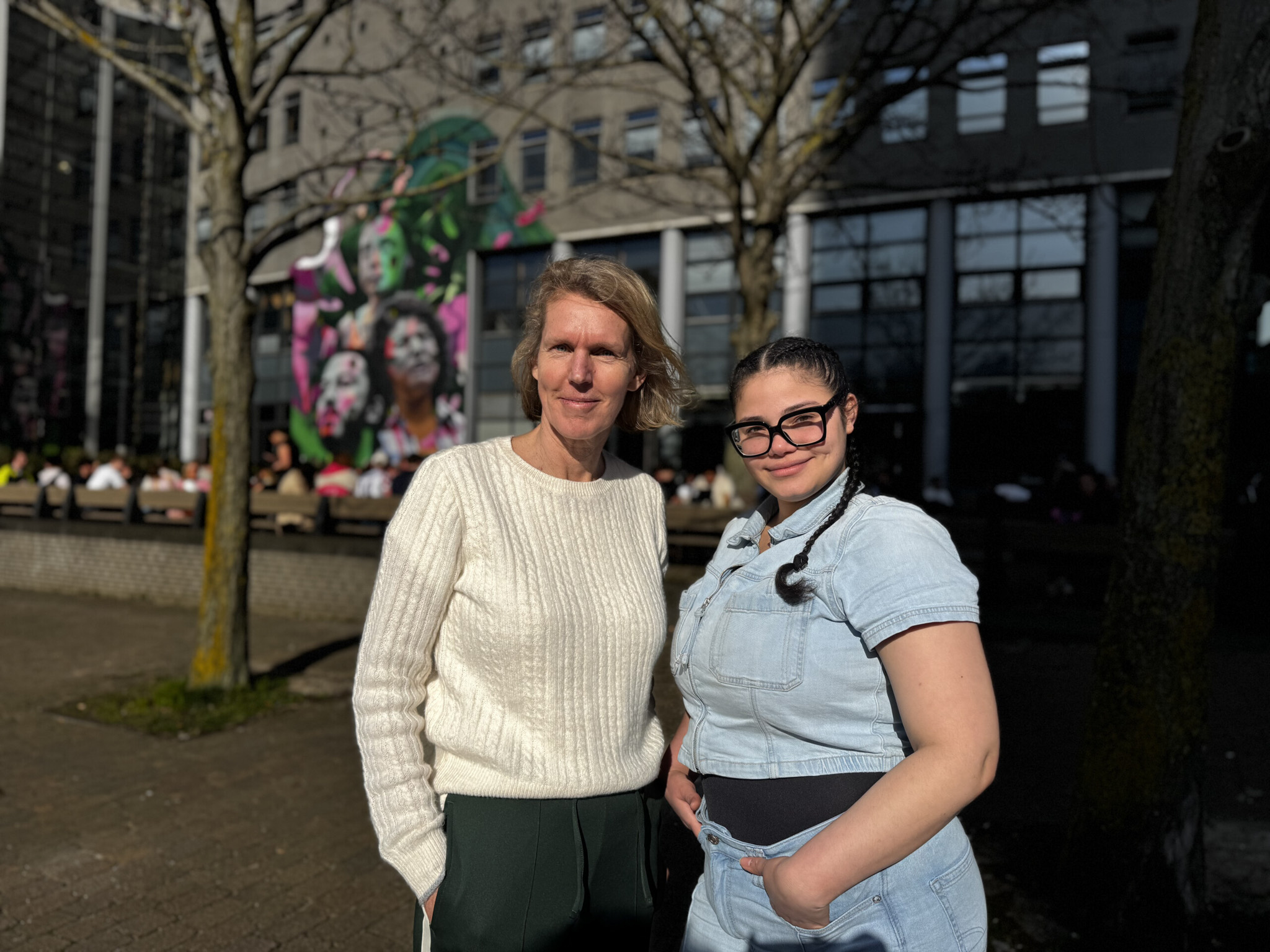 Twee vrouwen naast elkaar buiten