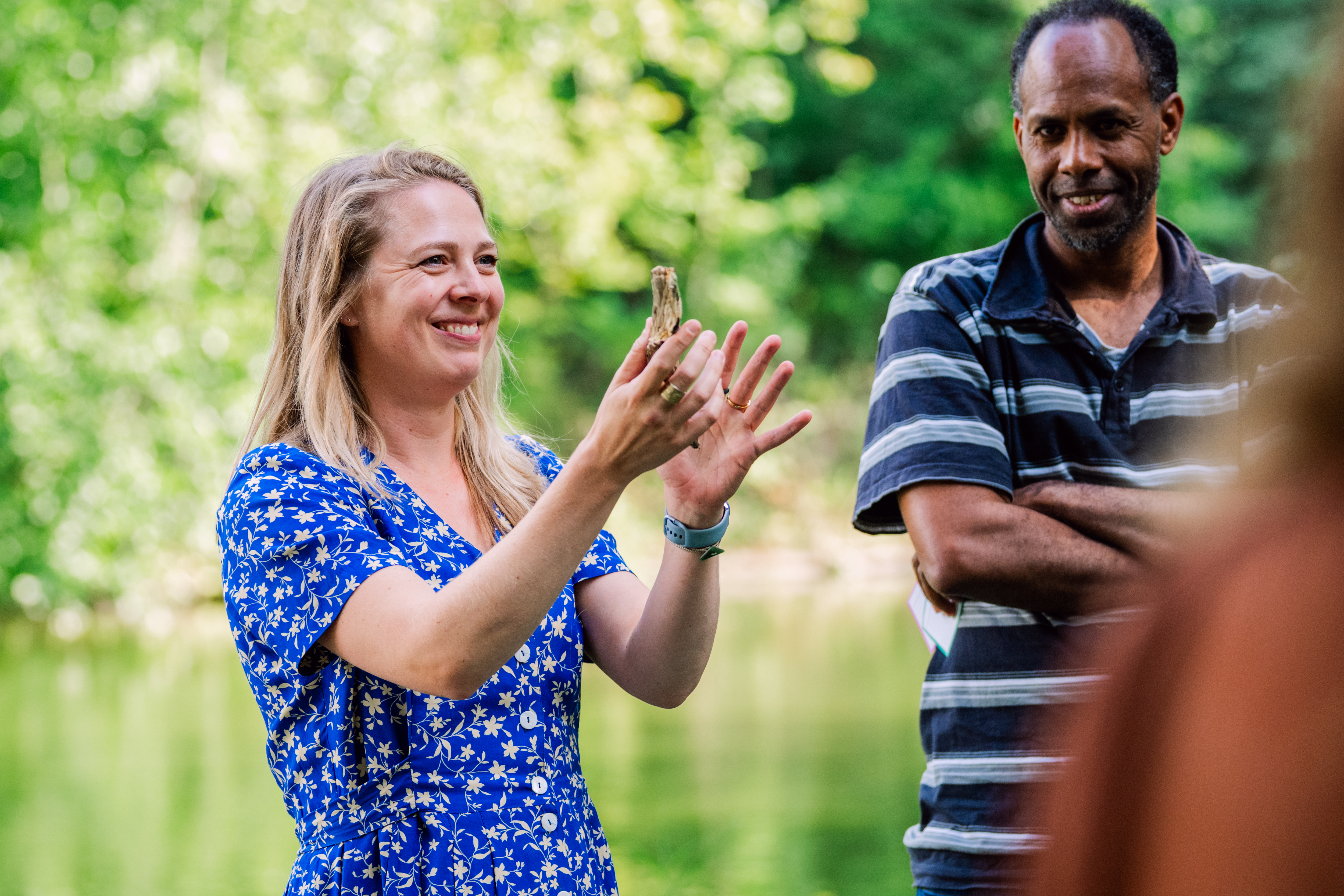 Twee studenten in het bos