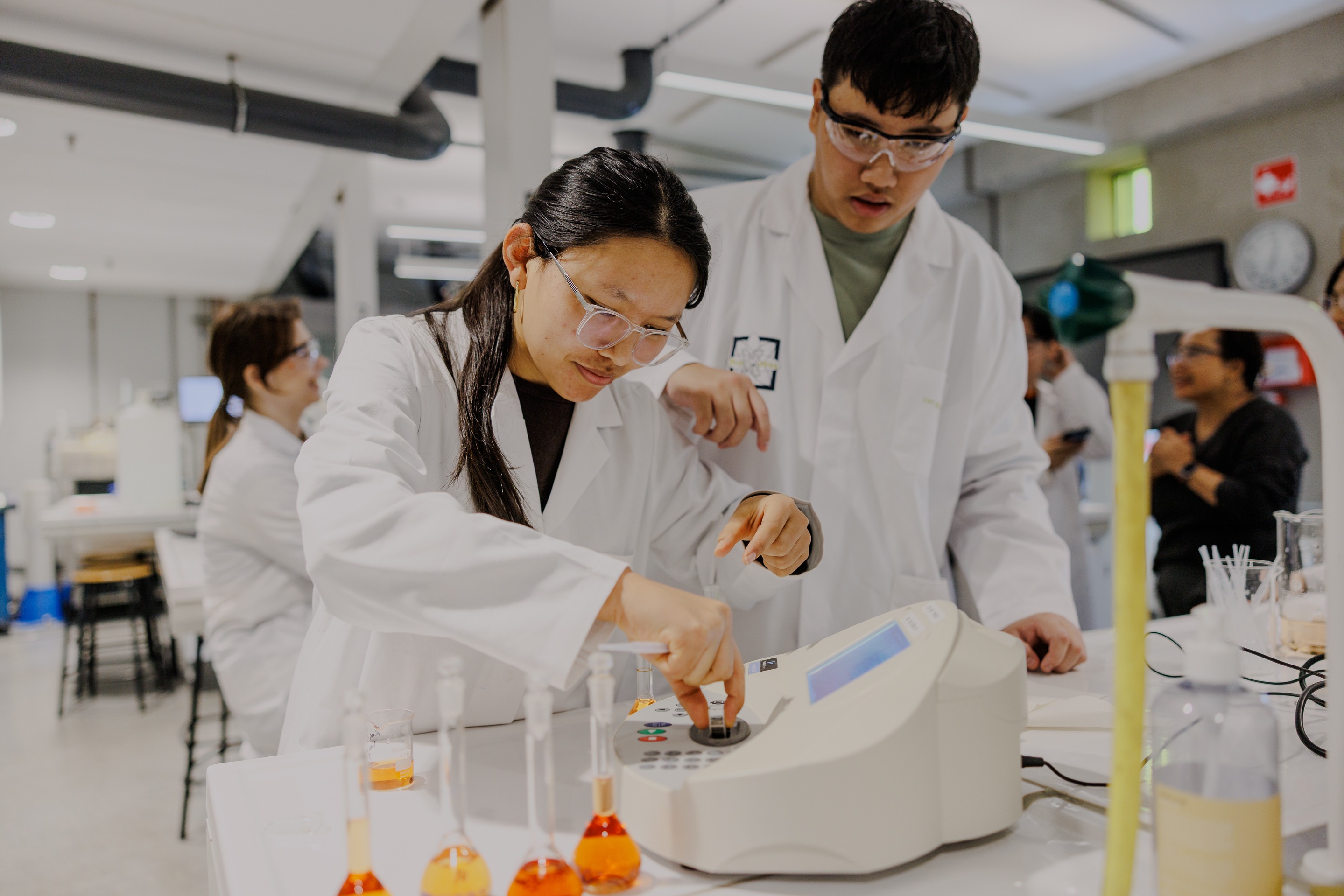 Twee studenten werken samen